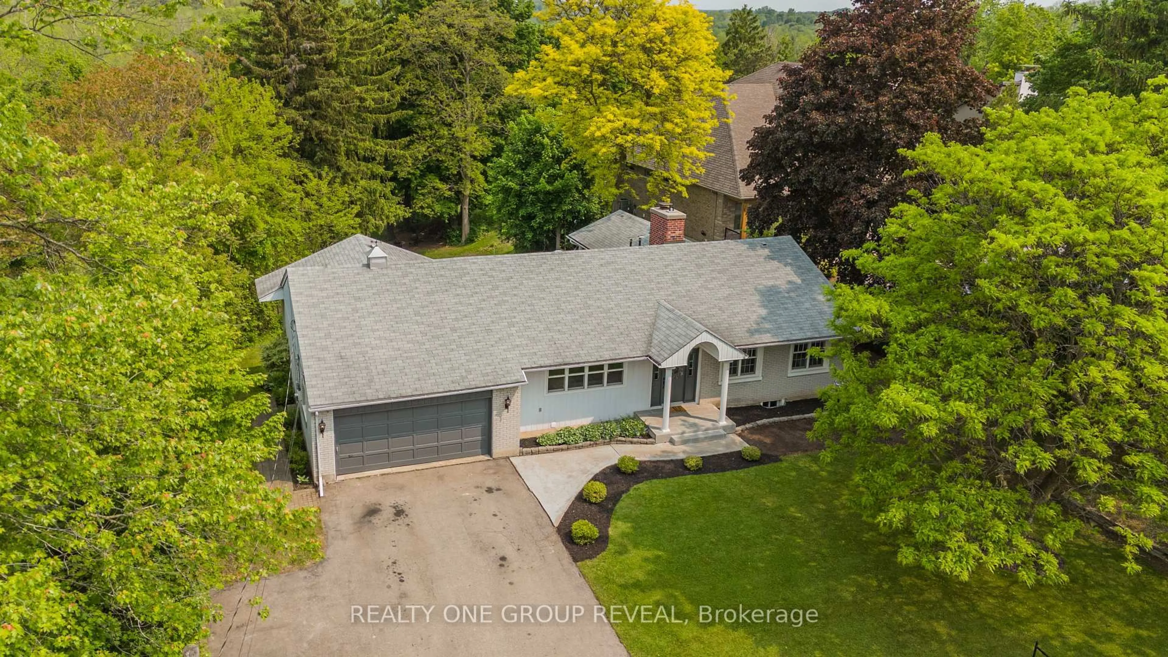 A pic from outside/outdoor area/front of a property/back of a property/a pic from drone, street for 120 Riverbank Dr, Cambridge Ontario N3H 4R6