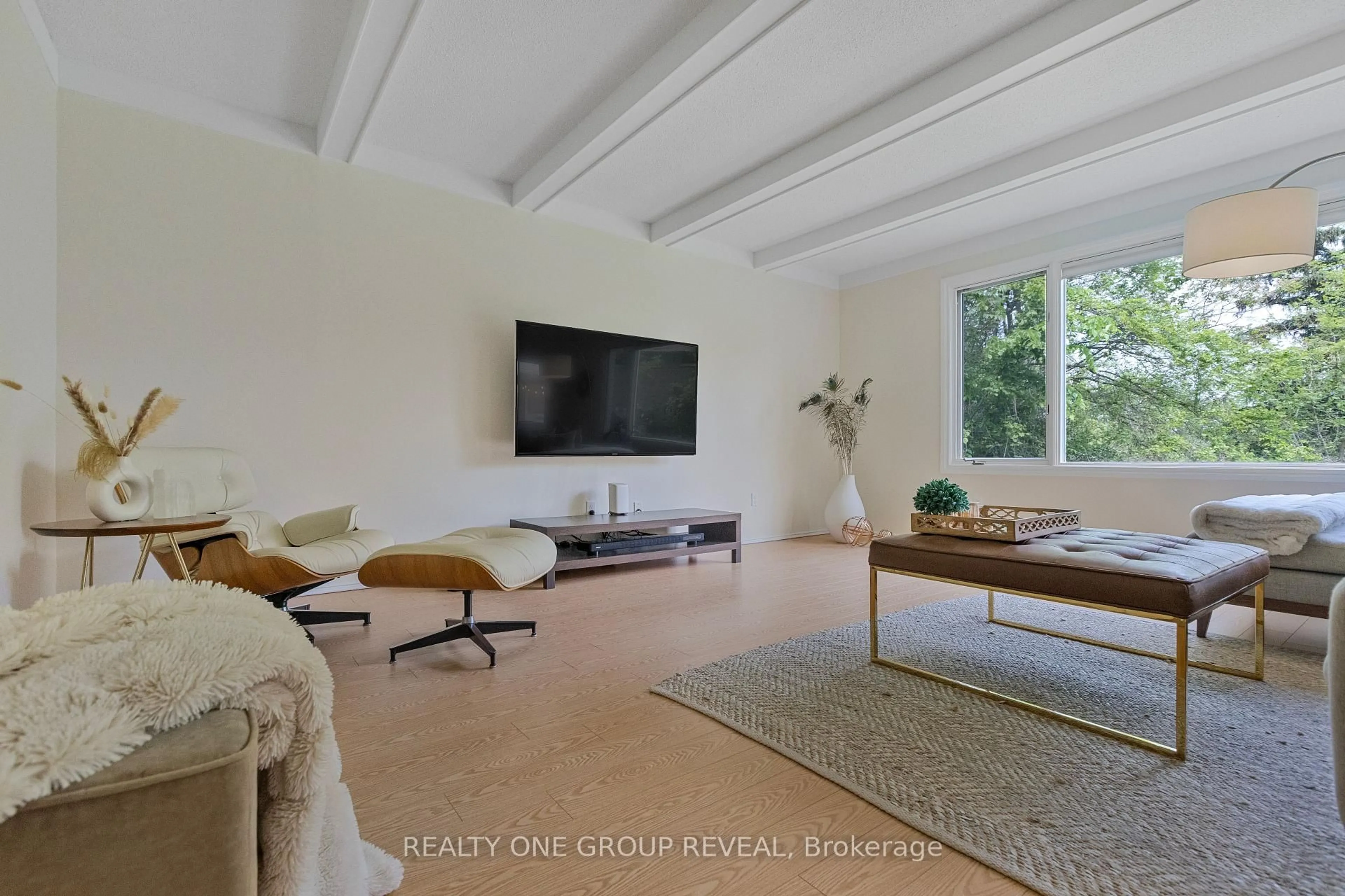 Living room with furniture, unknown for 120 Riverbank Dr, Cambridge Ontario N3H 4R6