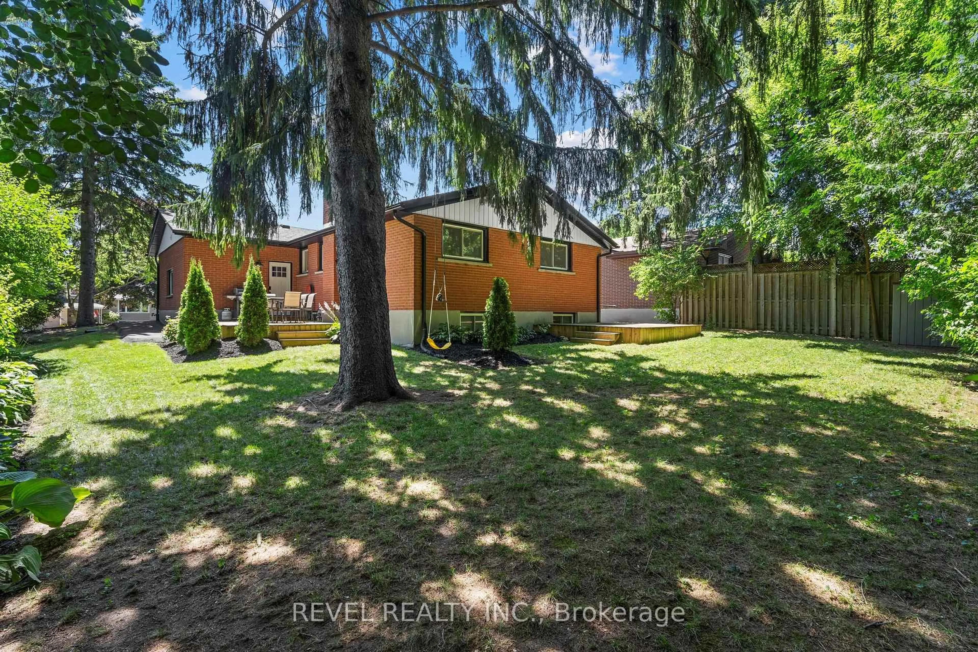 A pic from outside/outdoor area/front of a property/back of a property/a pic from drone, unknown for 79 Inwood Cres, Waterloo Ontario N2M 2L9