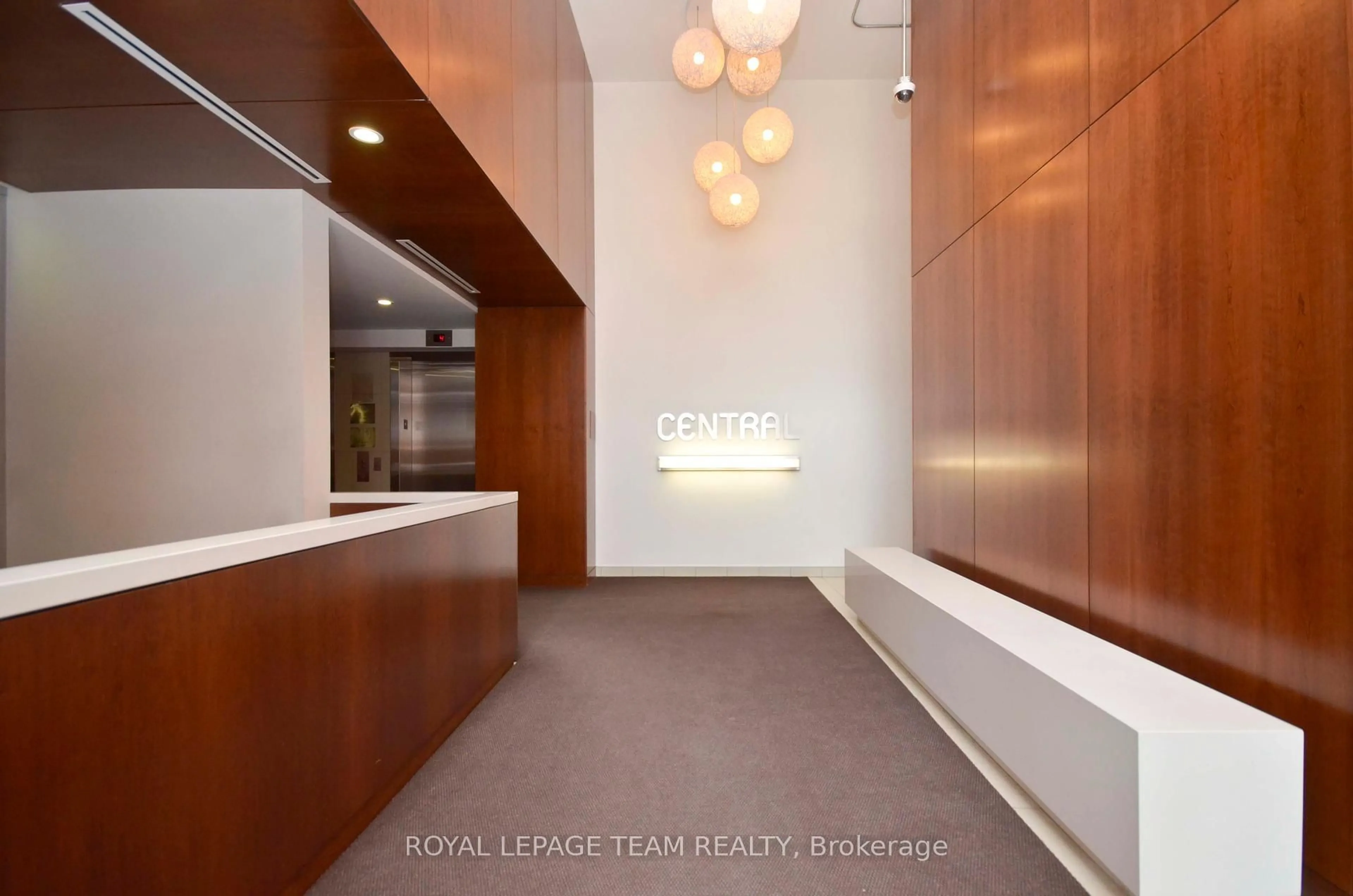 Indoor foyer for 354 Gladstone Ave #813, Ottawa Ontario K2P 0R4