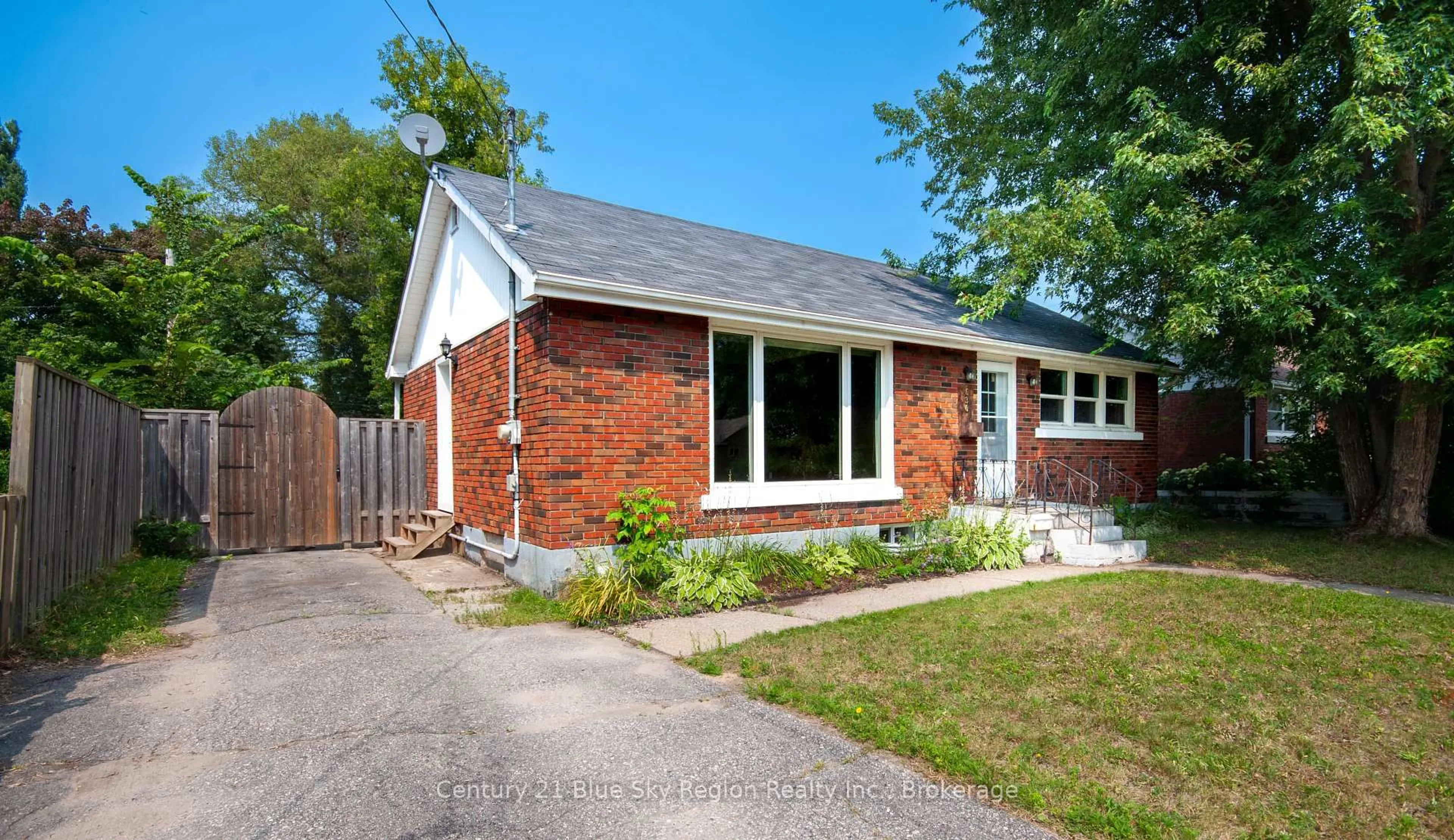 Home with brick exterior material, street for 630 Lorne Ave, North Bay Ontario P1B 6X2