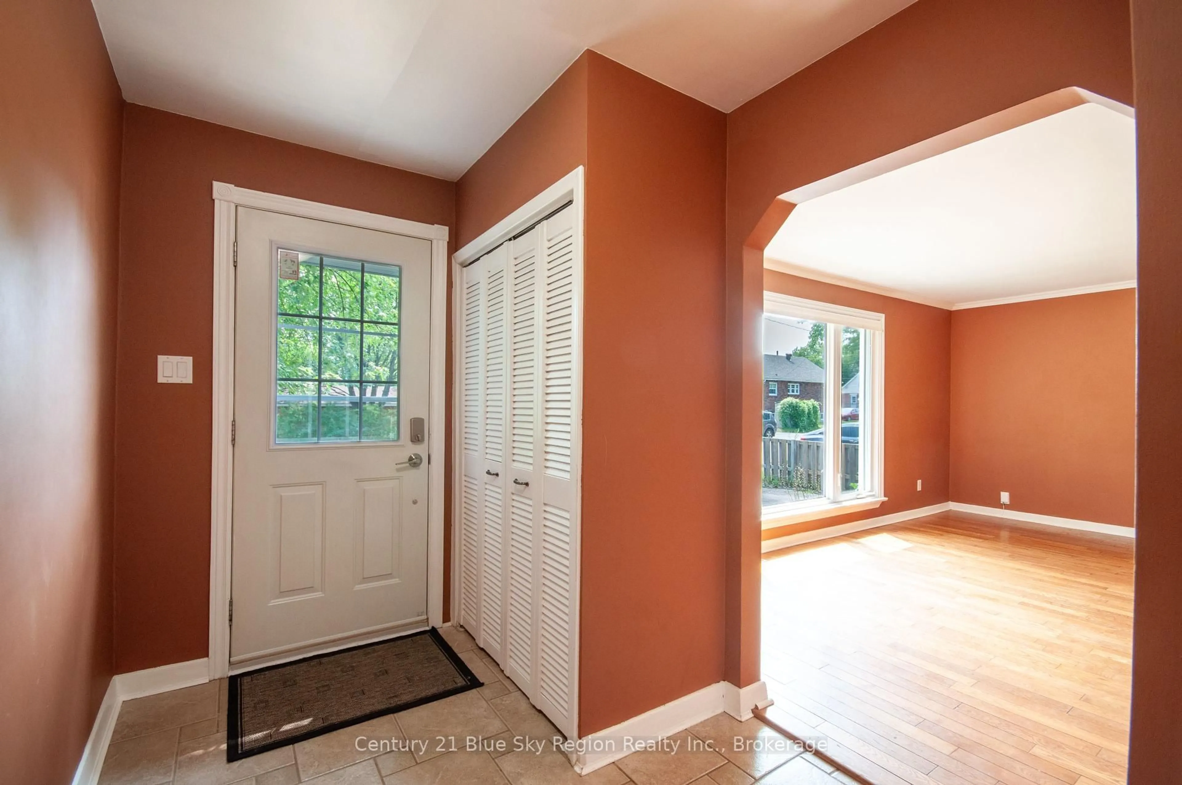 Indoor entryway for 630 Lorne Ave, North Bay Ontario P1B 6X2