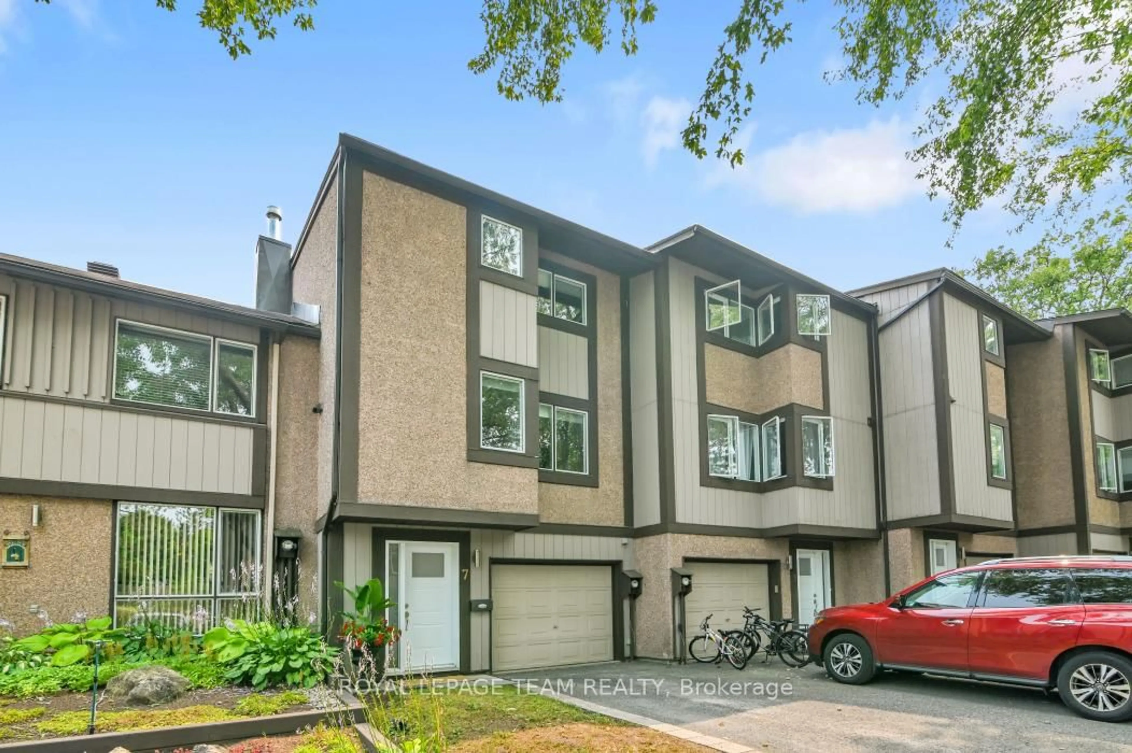 Home with vinyl exterior material, street for 7 Reaney Crt, Kanata Ontario K2K 1W7