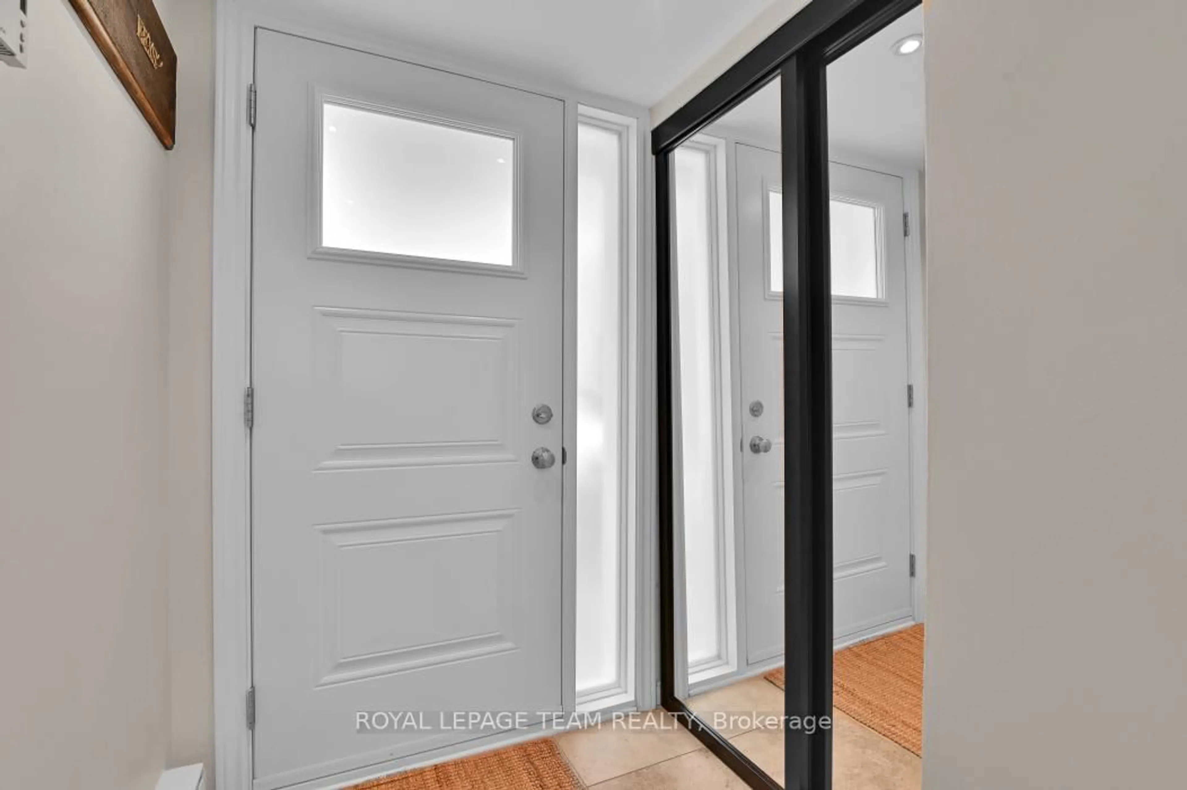 Indoor entryway for 7 Reaney Crt, Kanata Ontario K2K 1W7