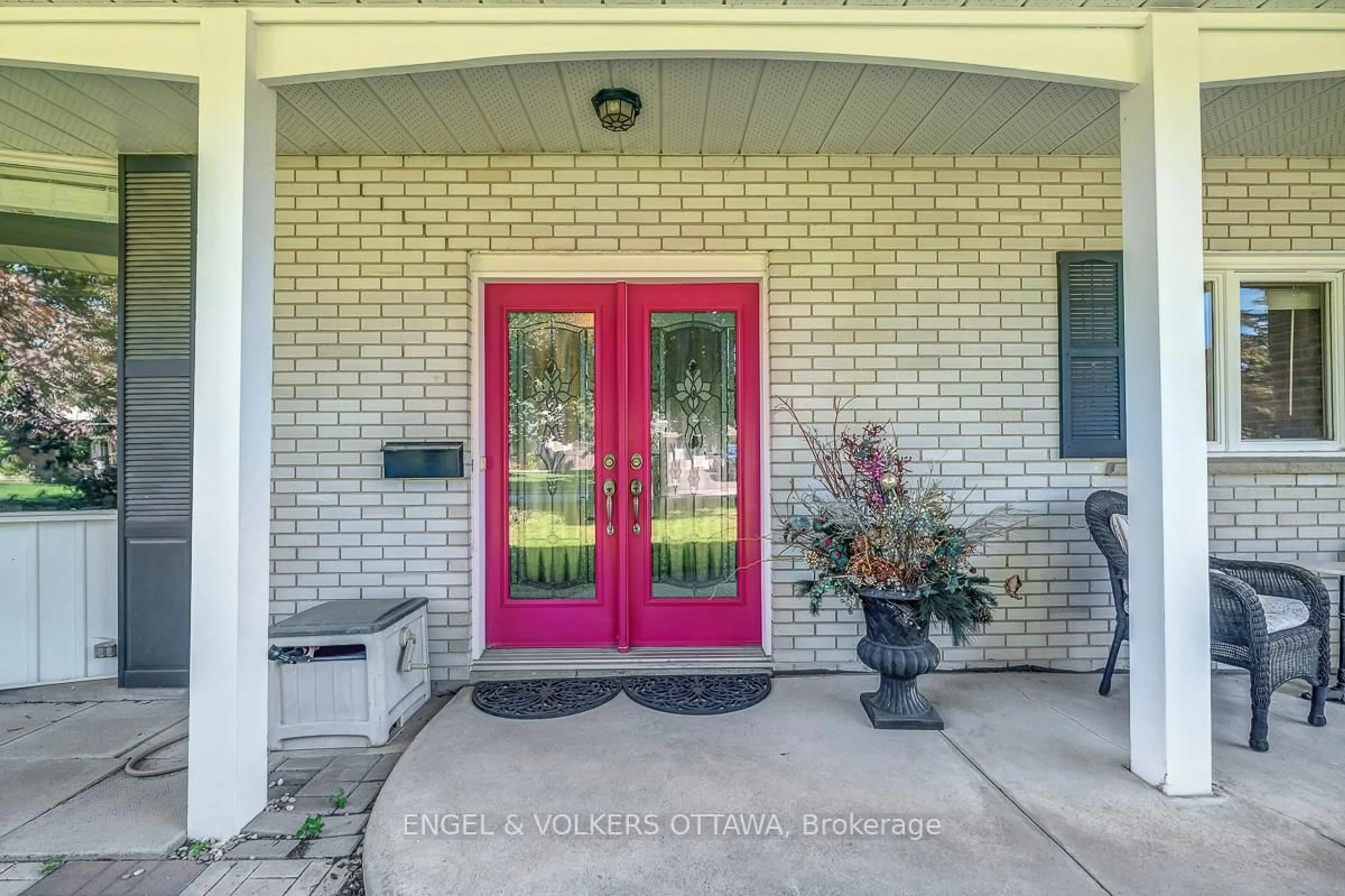 Indoor entryway for 3 Mohawk Cres, Ottawa Ontario K2H 7G7