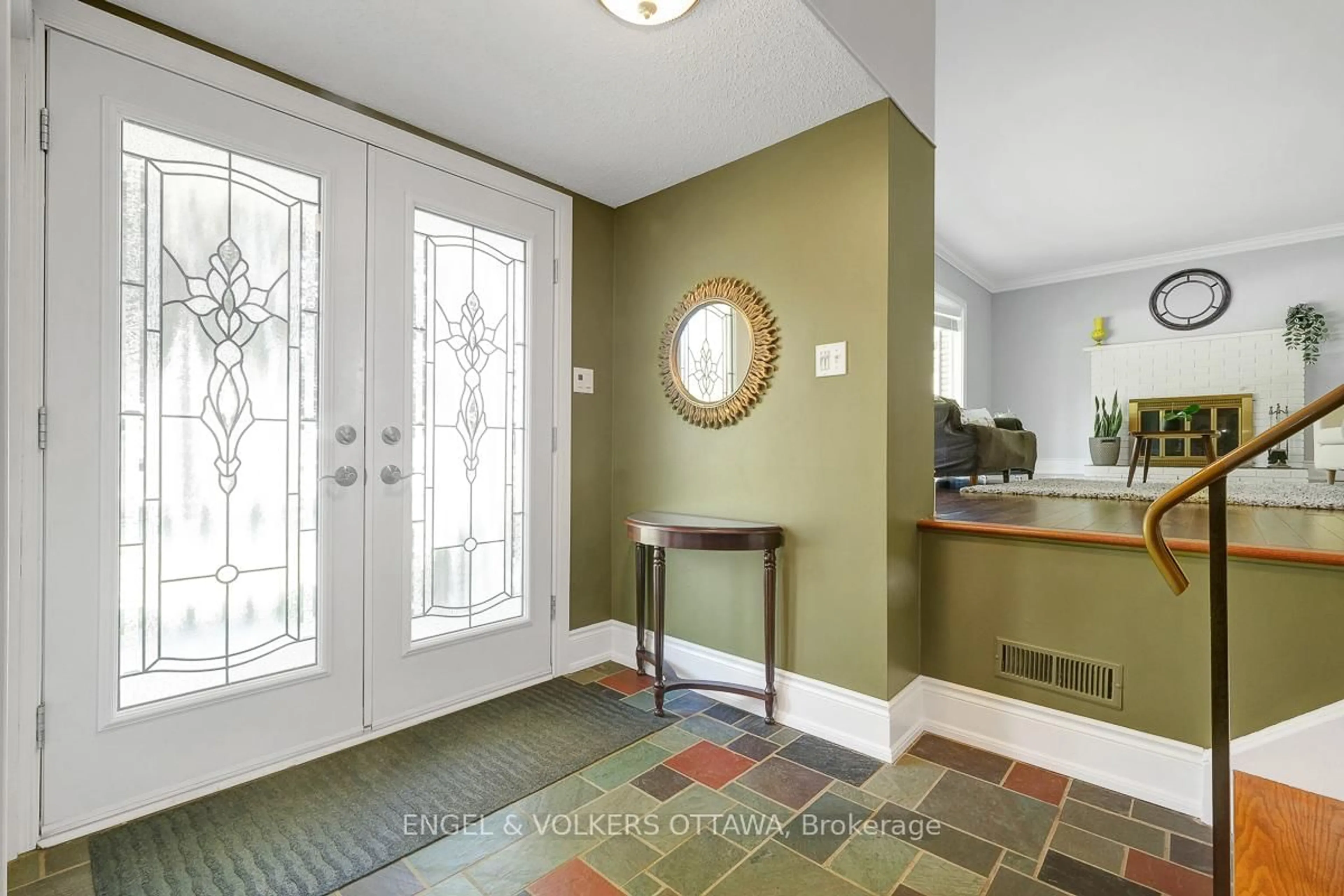 Indoor entryway for 3 Mohawk Cres, Ottawa Ontario K2H 7G7