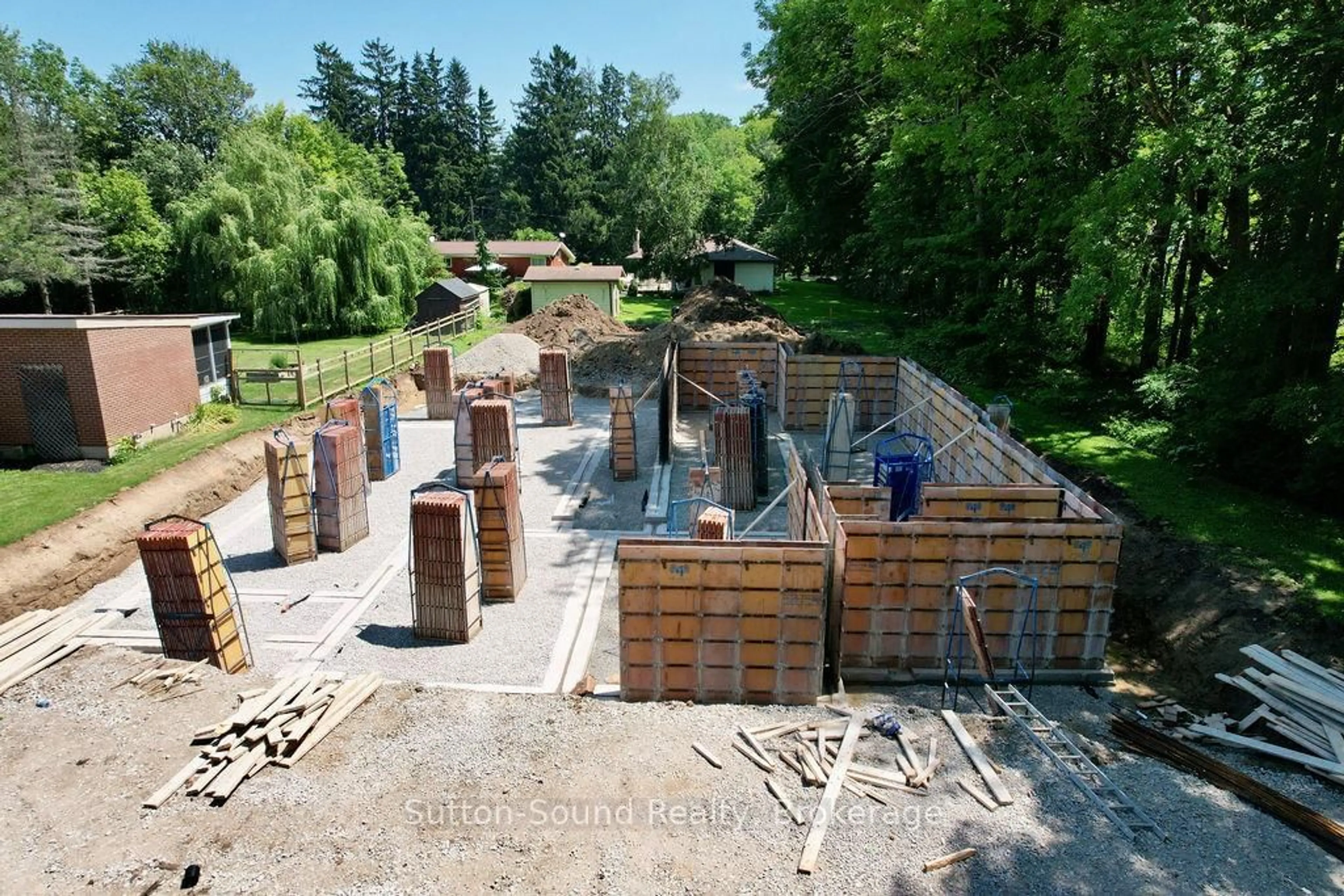 A pic from outside/outdoor area/front of a property/back of a property/a pic from drone, building for 2515 6th Ave, Owen Sound Ontario N4K 5J7
