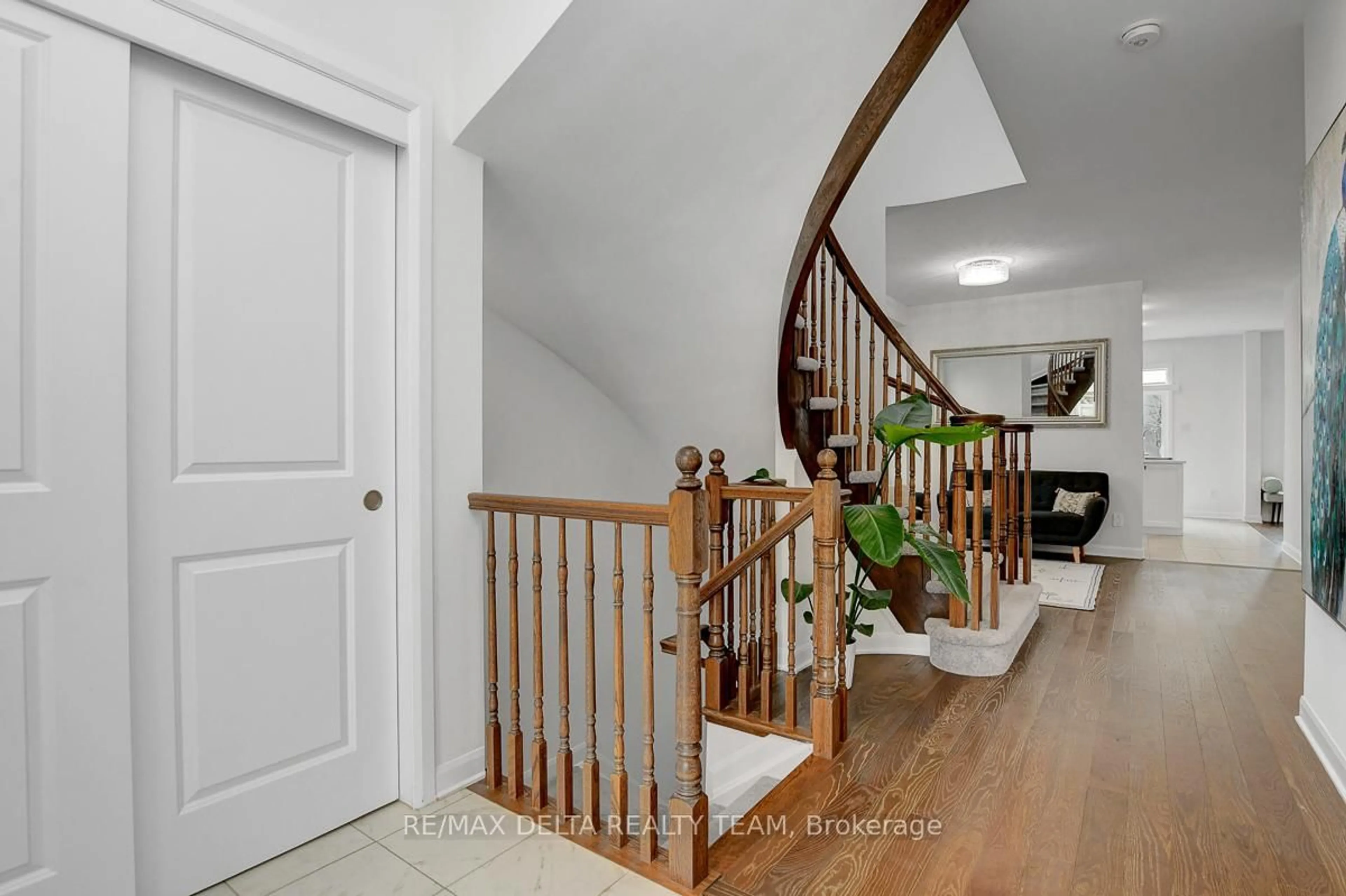 Indoor entryway for 370 Aquaview Dr, Ottawa Ontario K4A 5K5