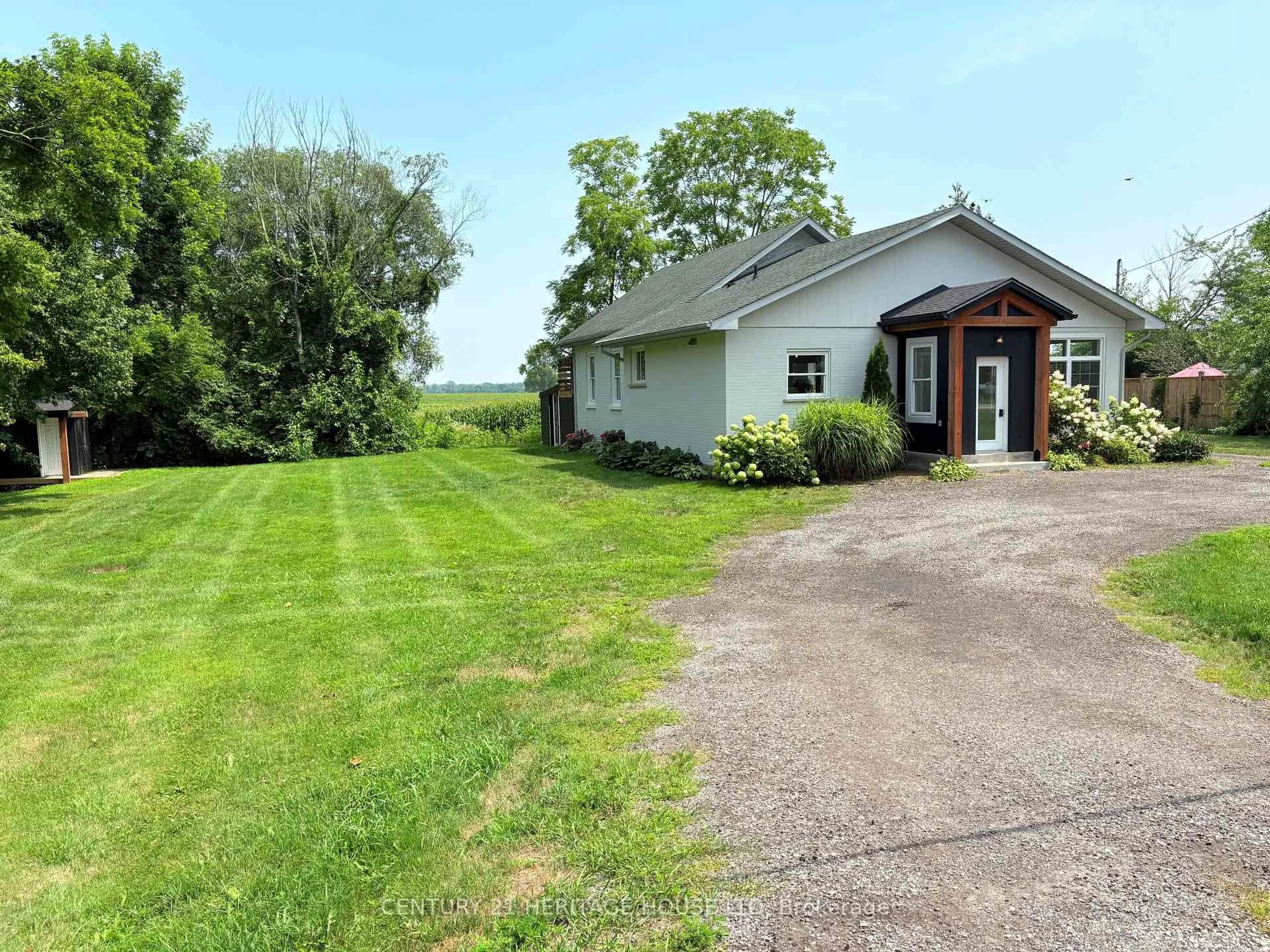 A pic from outside/outdoor area/front of a property/back of a property/a pic from drone, water/lake/river/ocean view for 4998 Imperial Rd, Malahide Ontario N5H 2R2