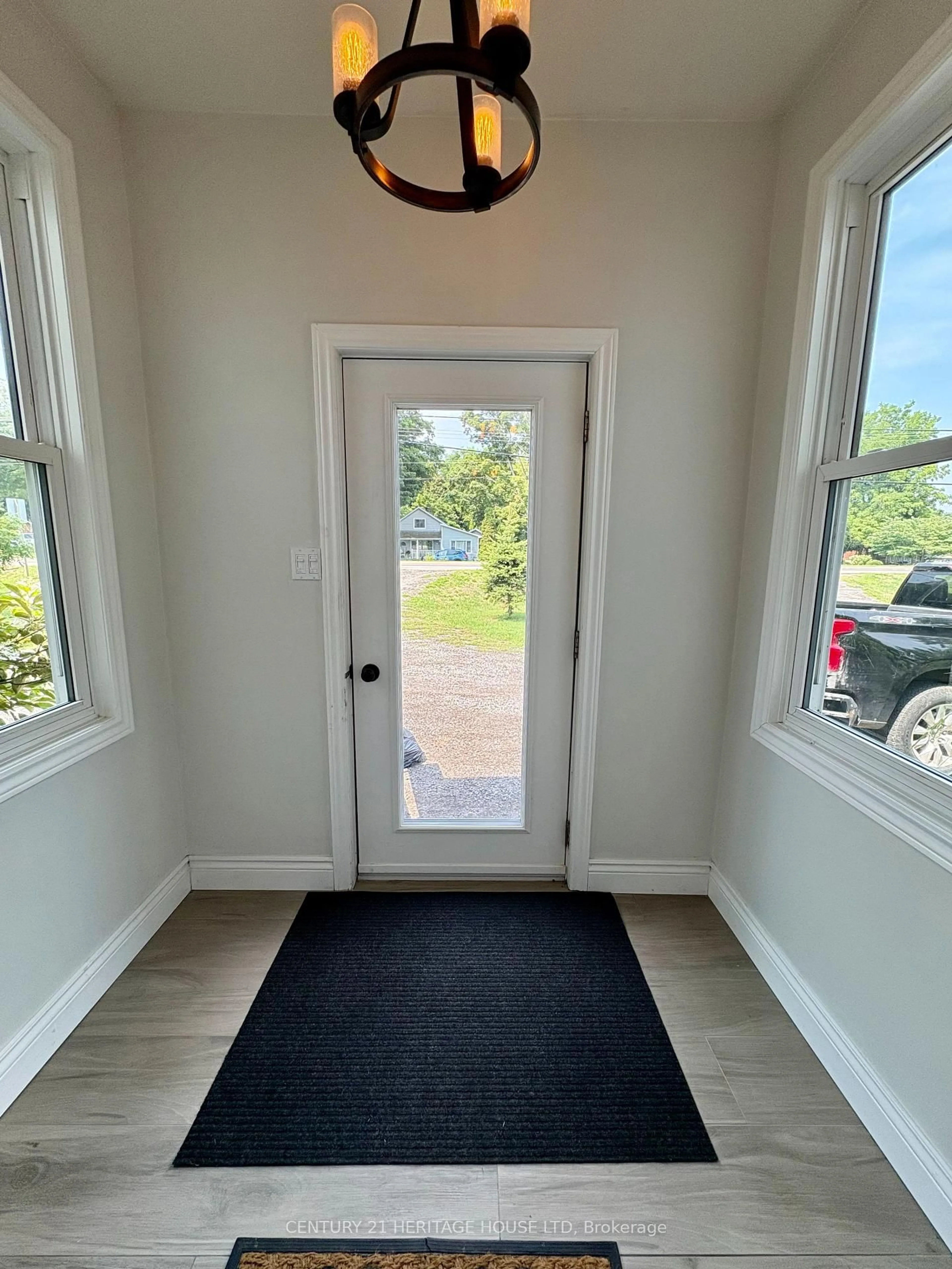 Indoor entryway for 4998 Imperial Rd, Malahide Ontario N5H 2R2