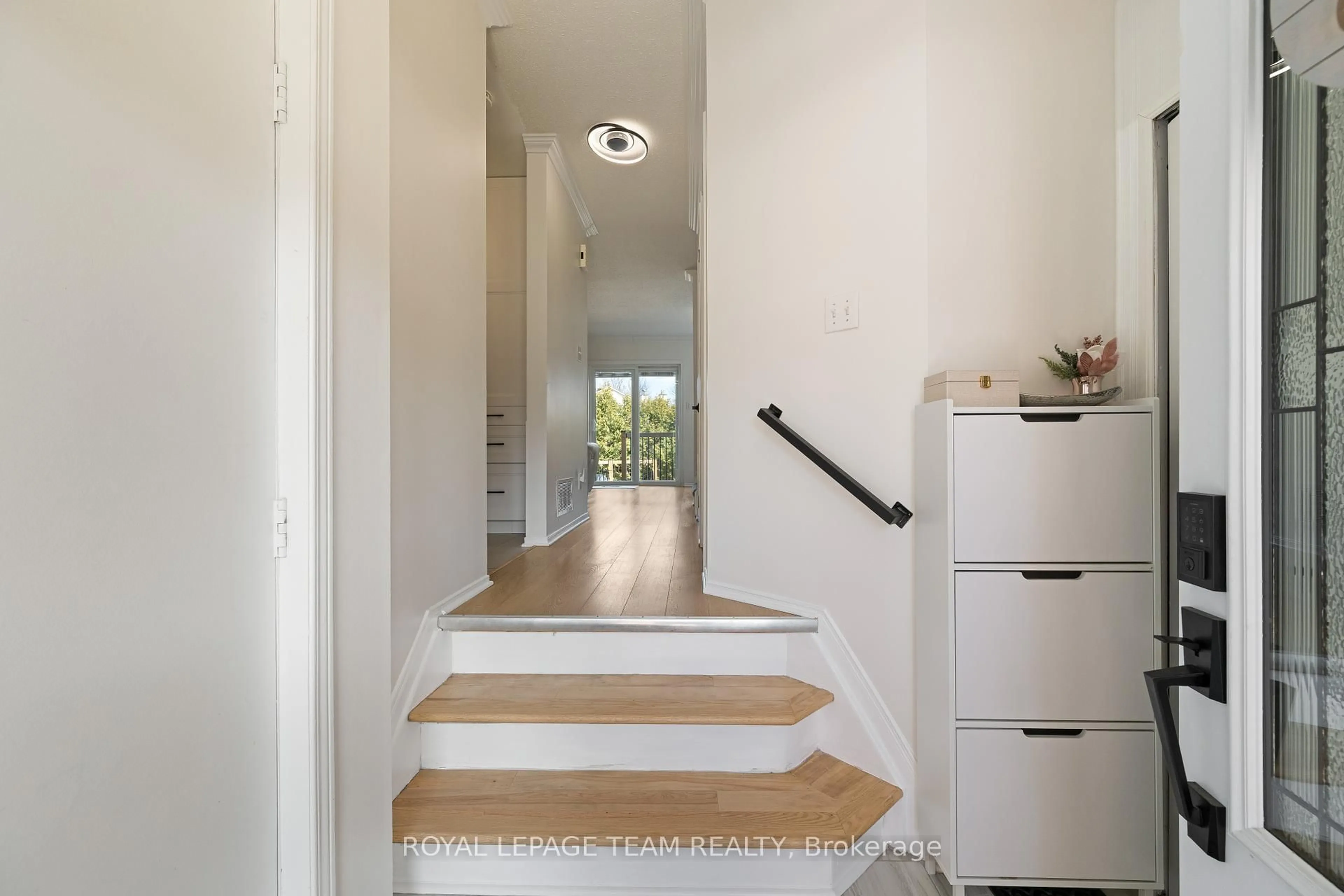 Indoor entryway for 19 Armadale Cres, Ottawa Ontario K2J 4A4