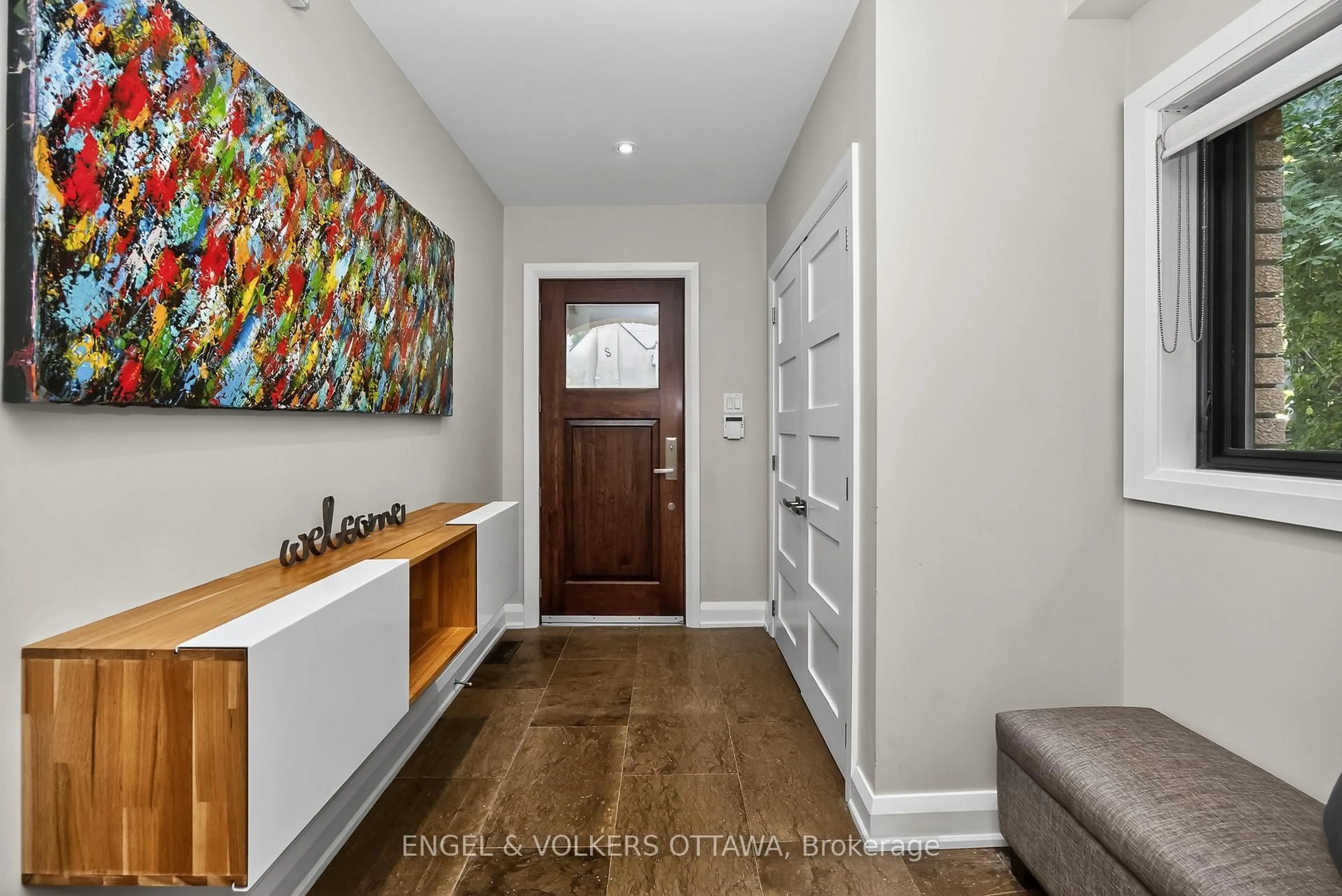 Indoor entryway for 316 Fairmont Ave, Ottawa Ontario K1Y 1Y8