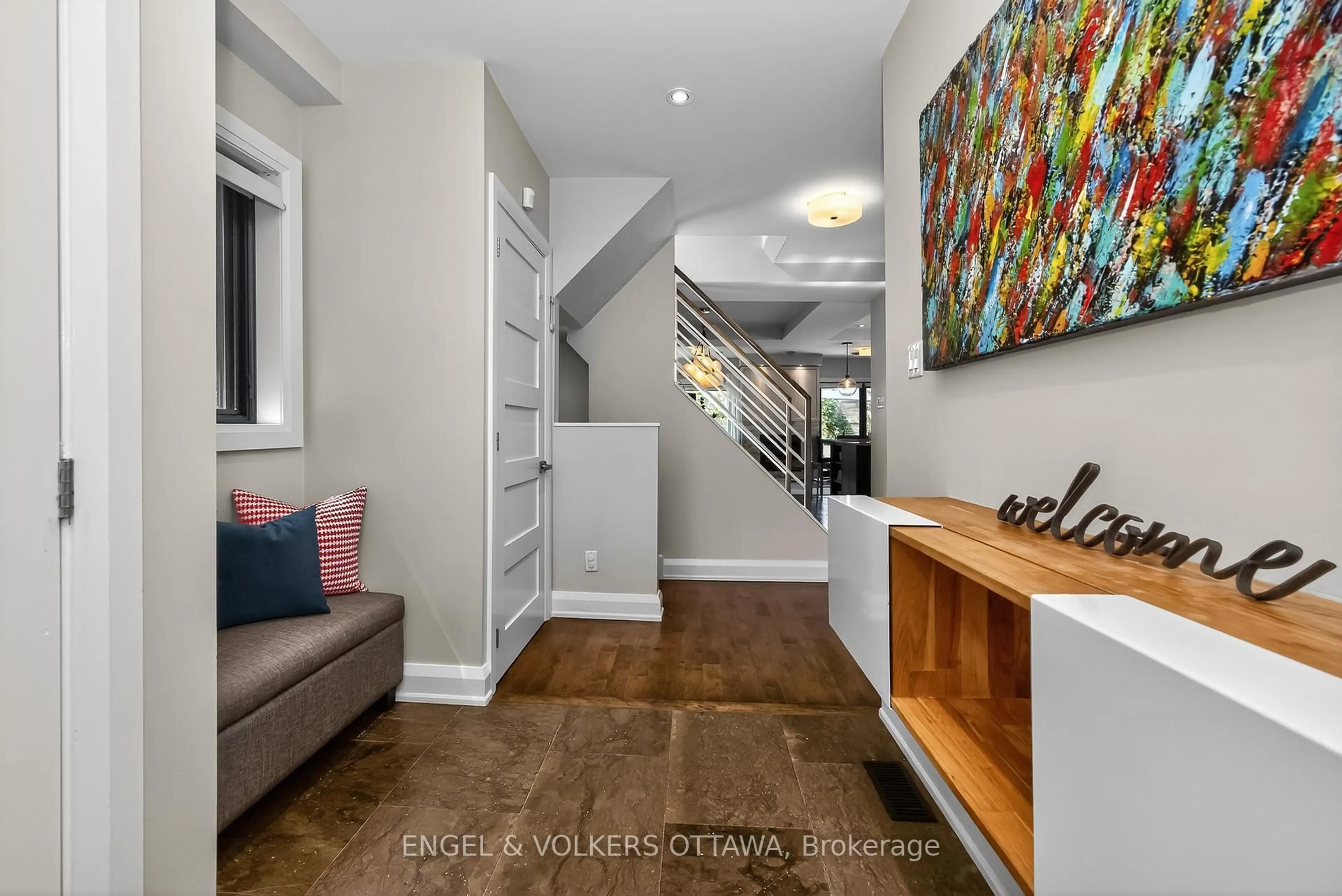 Indoor entryway for 316 Fairmont Ave, Ottawa Ontario K1Y 1Y8