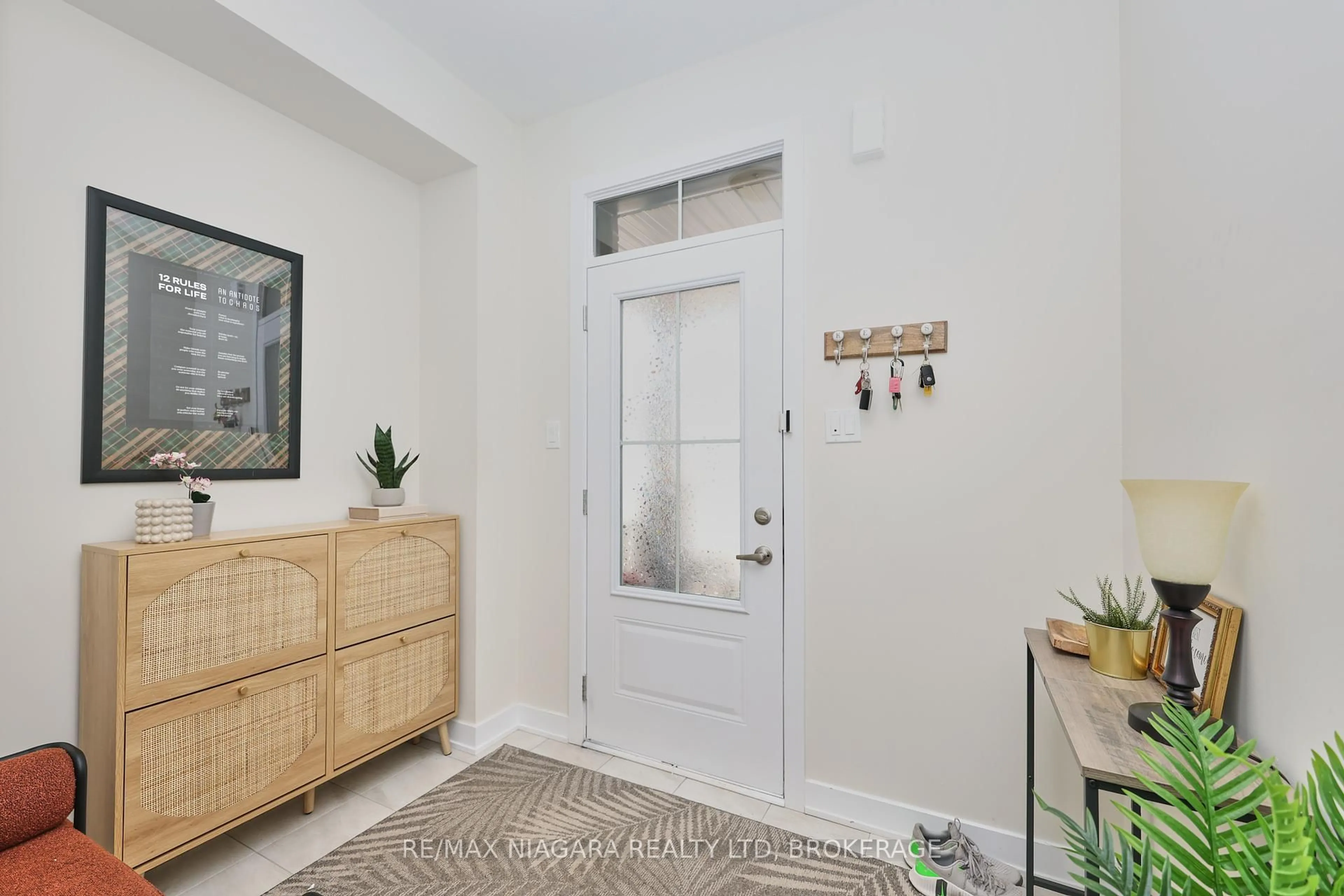 Indoor entryway for 77 KEELSON St, Welland Ontario L3B 0M4