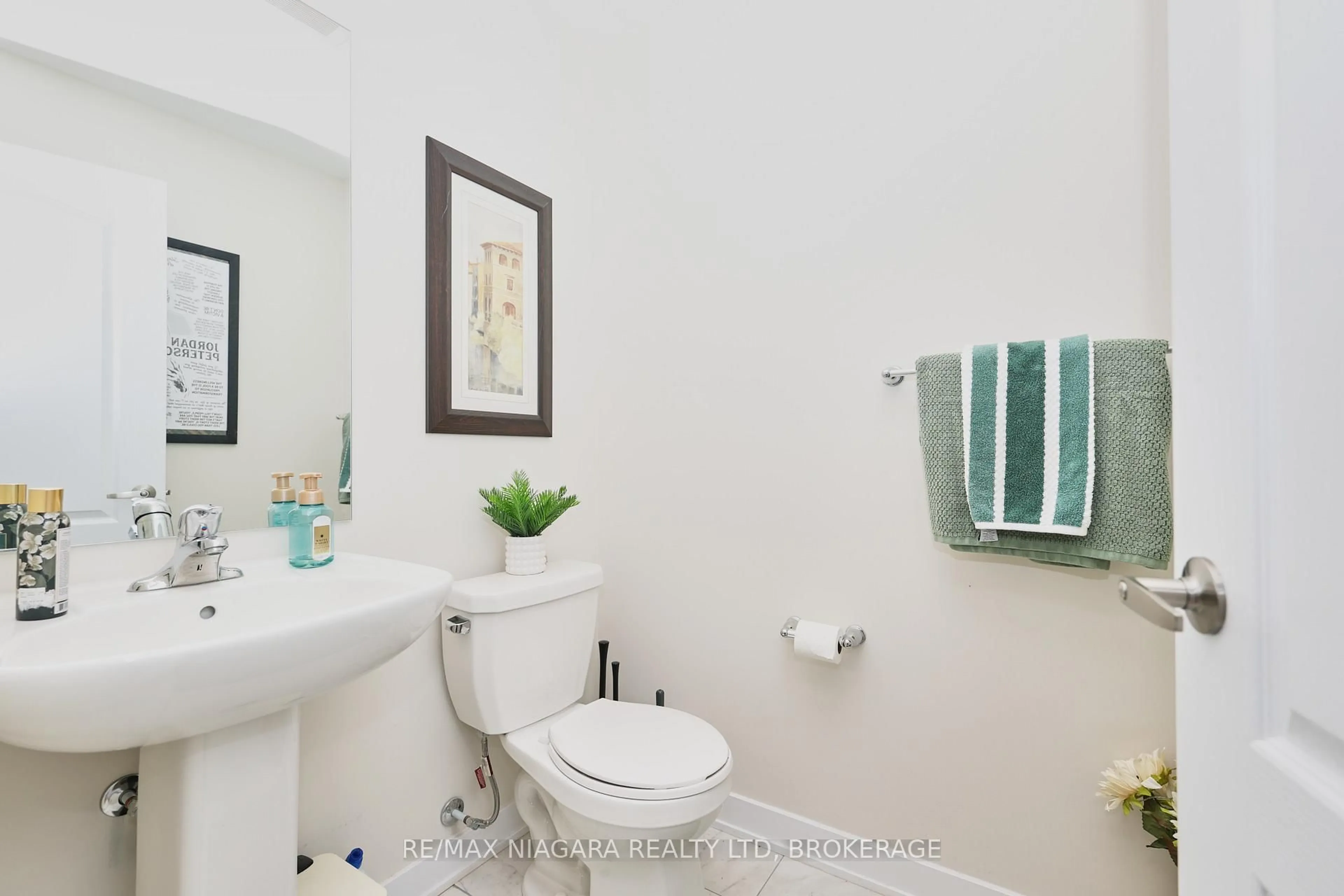 Standard bathroom, ceramic/tile floor for 77 KEELSON St, Welland Ontario L3B 0M4