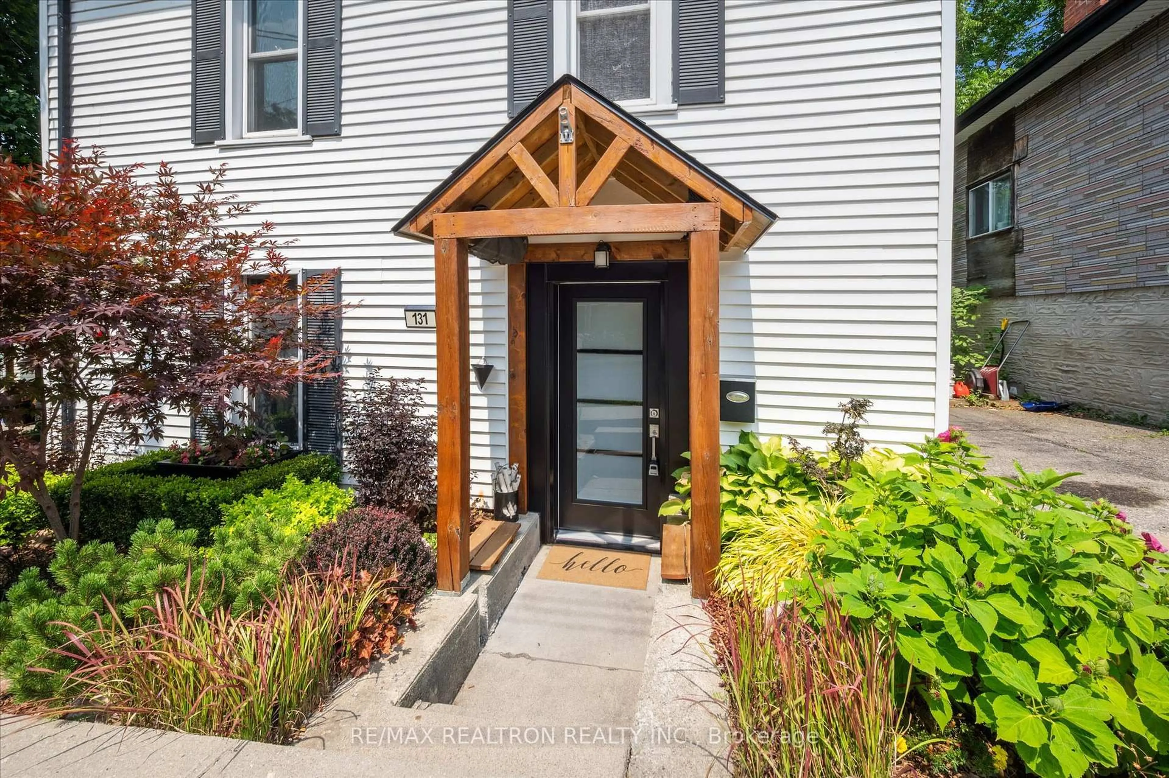 Indoor entryway for 131 Henderson St, Cambridge Ontario N3C 2G3