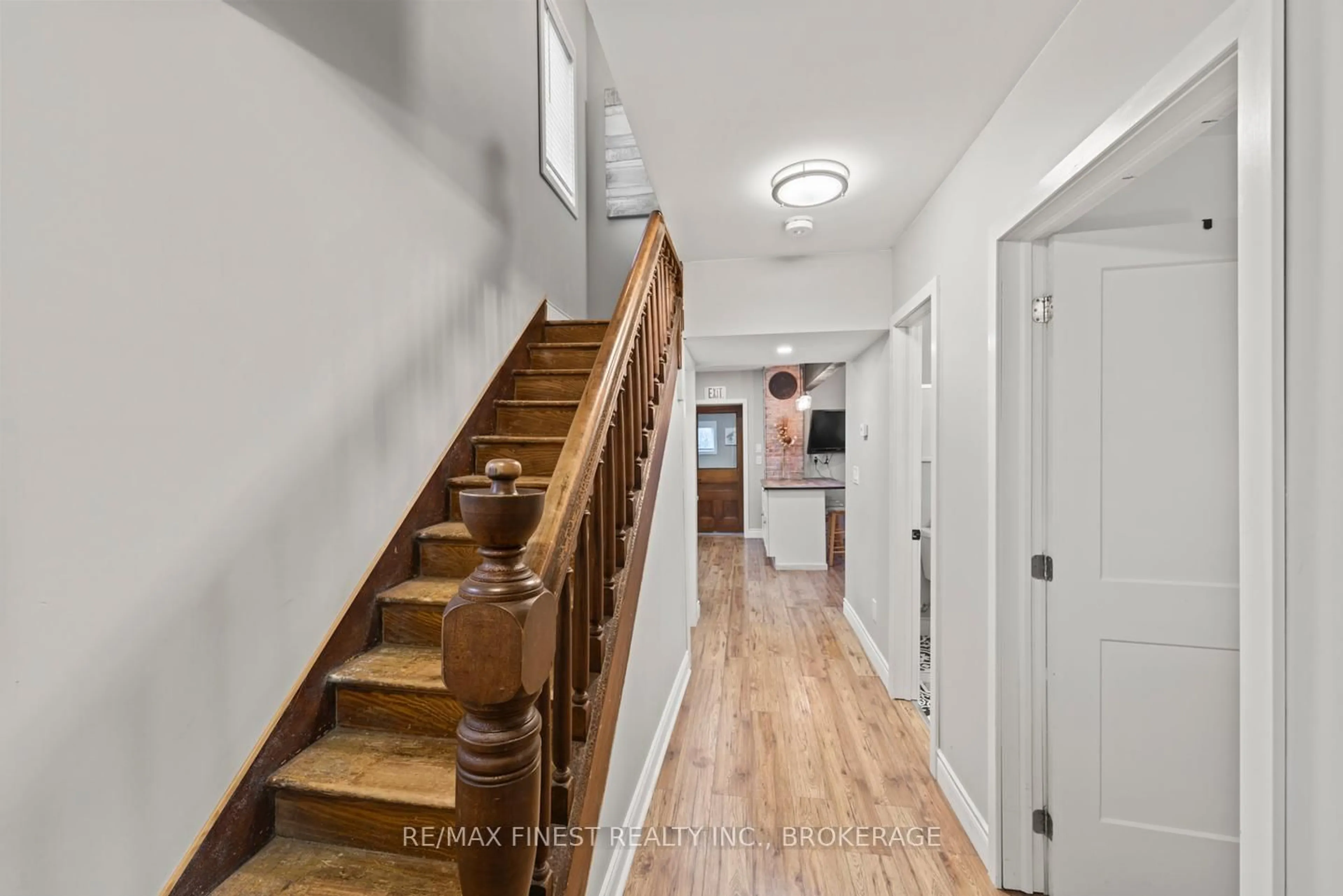 Indoor entryway for 560 Frontenac St, Kingston Ontario K7K 4M2