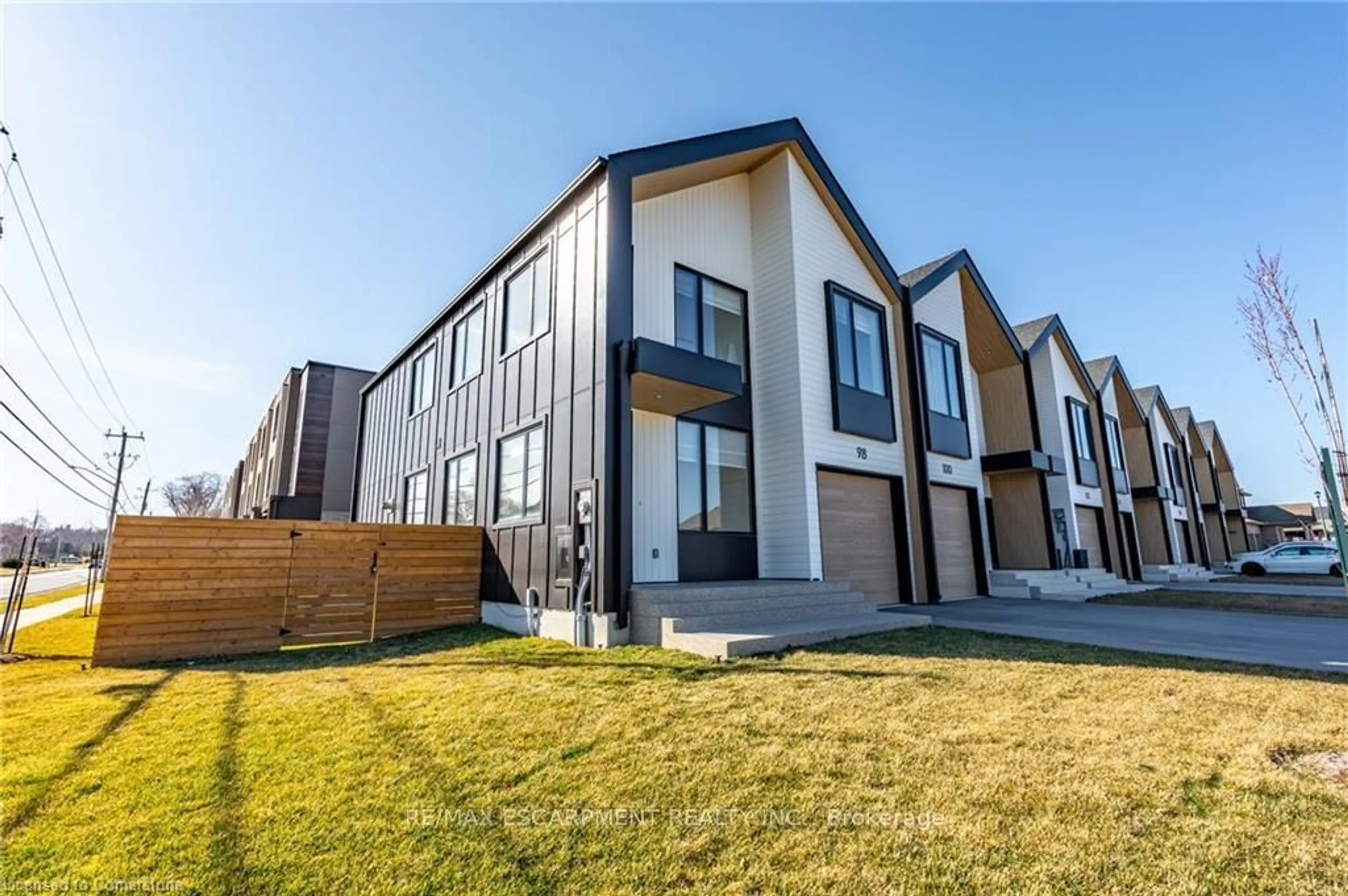 Home with vinyl exterior material, unknown for 98 Lametti Dr, Pelham Ontario L0S 1E6