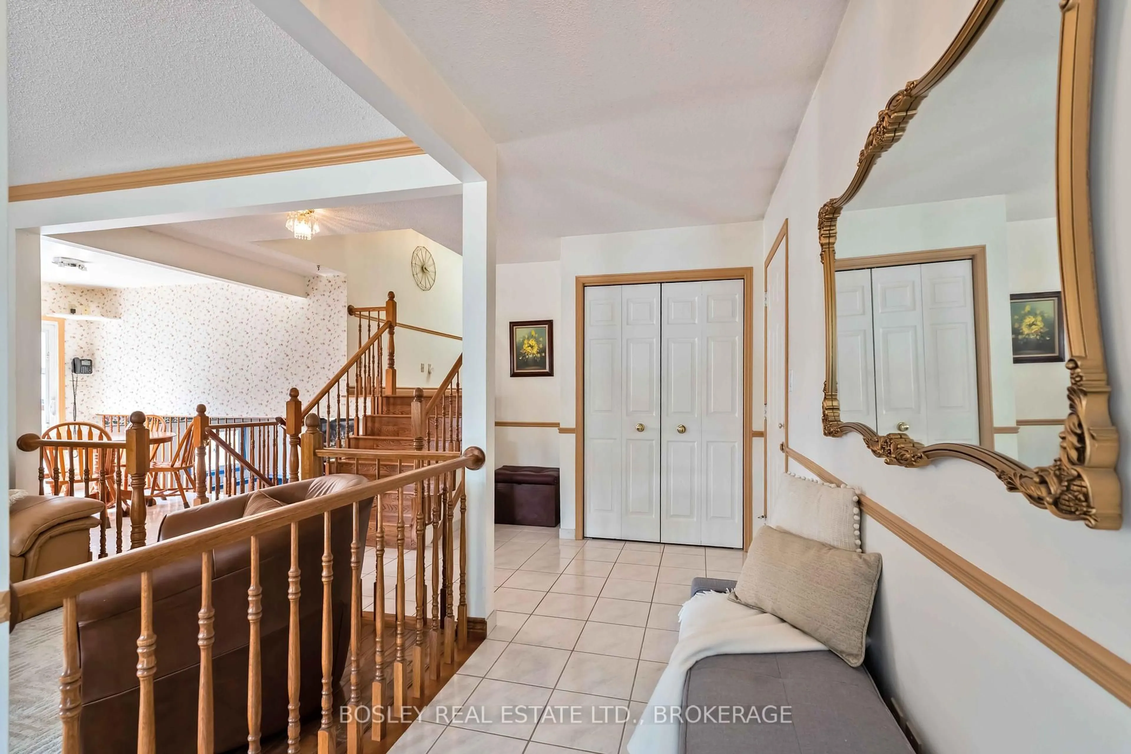 Indoor foyer for 51 The Meadows St, St. Catharines Ontario L2N 7K9