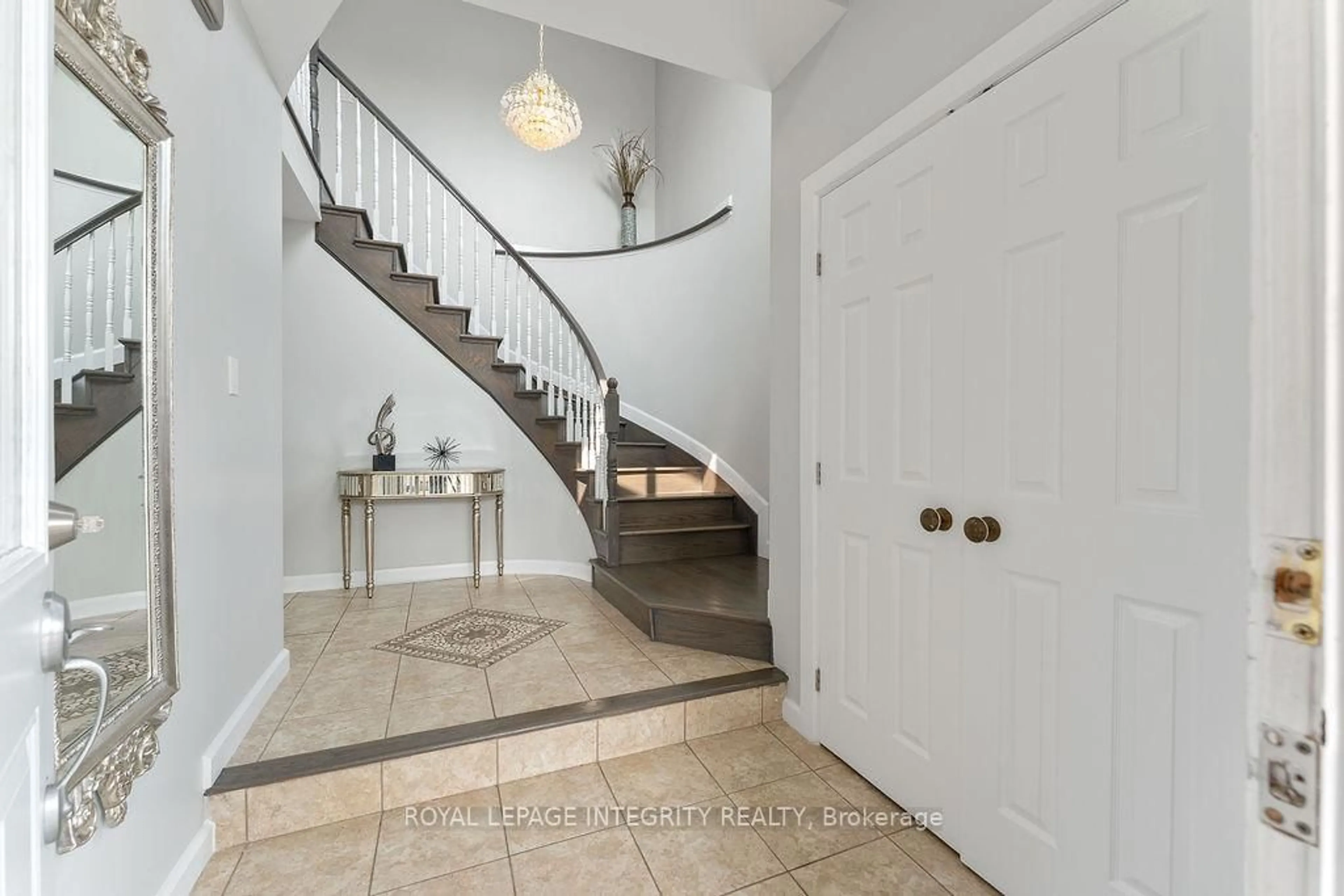 Indoor entryway for 231 Mountshannon Dr, Ottawa Ontario K2J 4N5