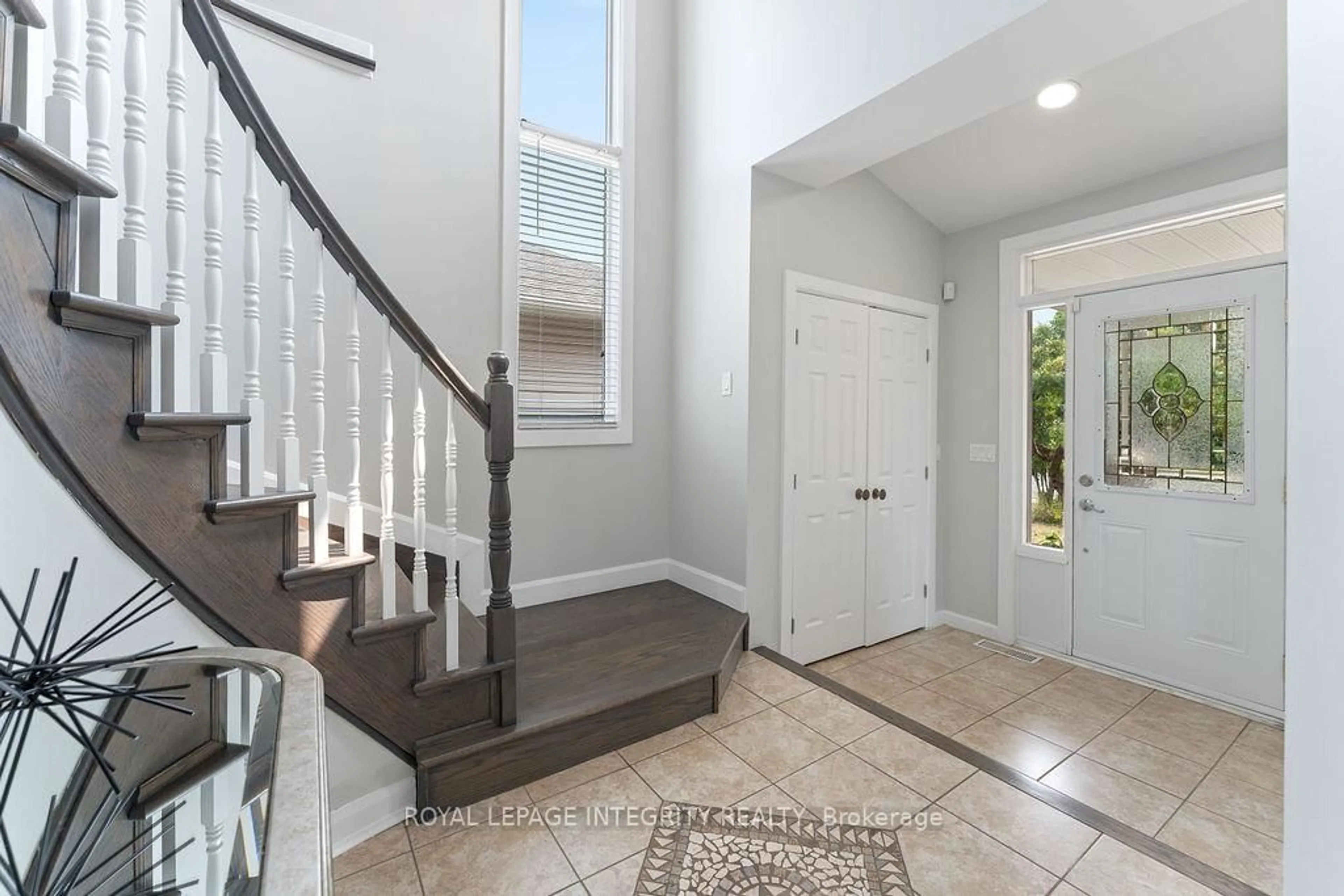 Indoor entryway for 231 Mountshannon Dr, Ottawa Ontario K2J 4N5