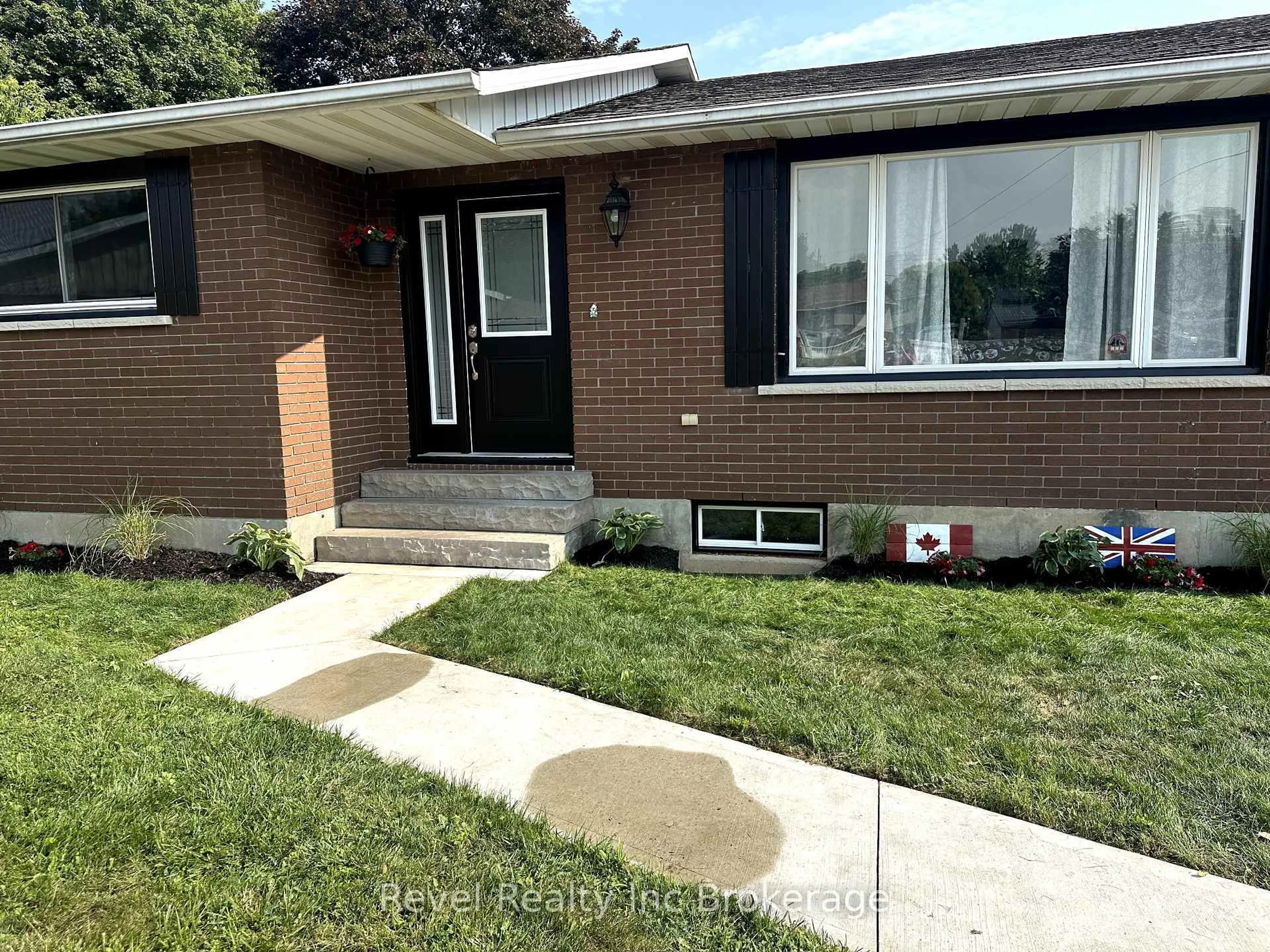 Home with brick exterior material, street for 2 Richards Crt, Tillsonburg Ontario N4G 2P5