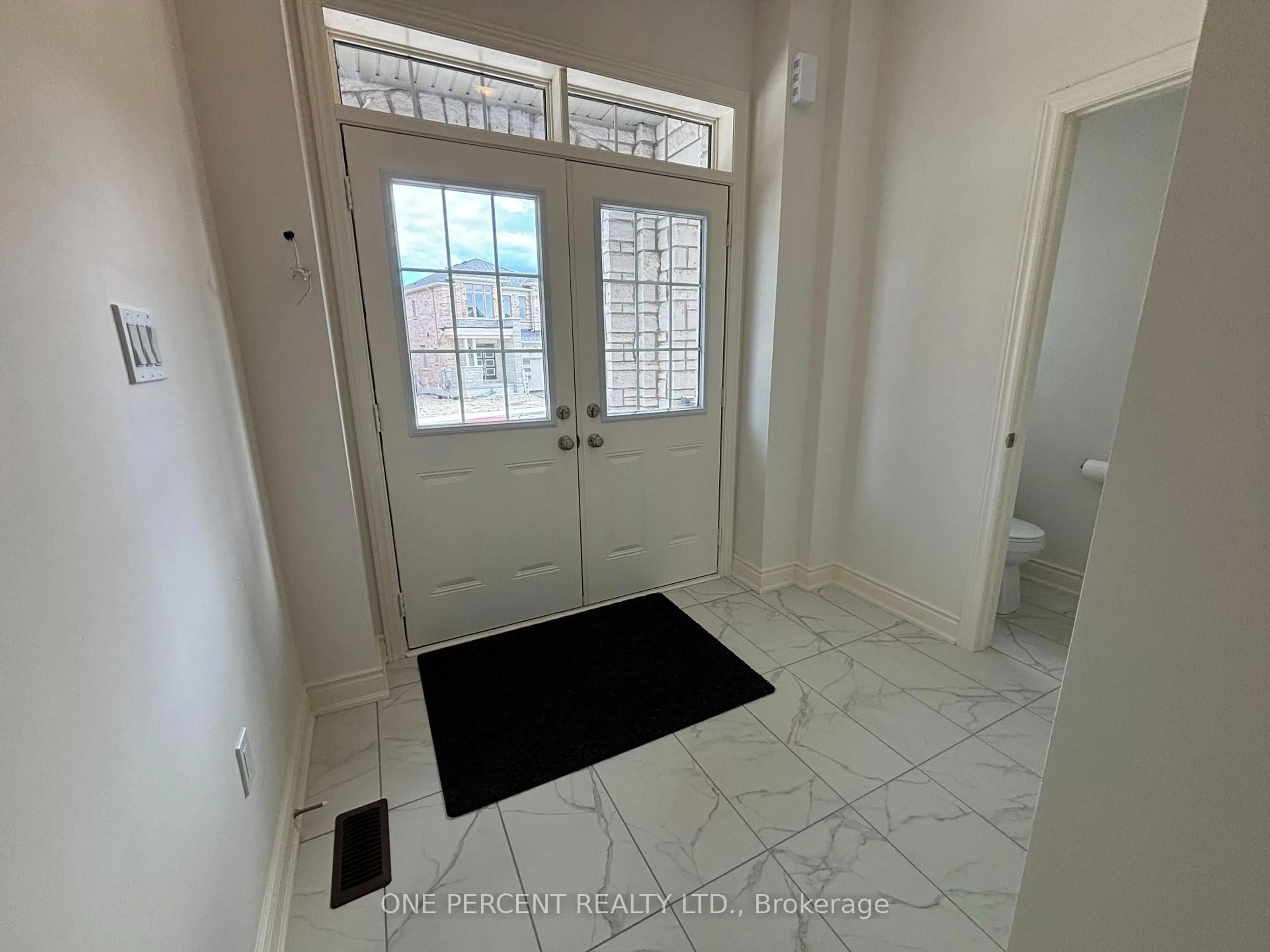 Indoor entryway for 47 Bloomfield Cres, Cambridge Ontario N1T 0G2