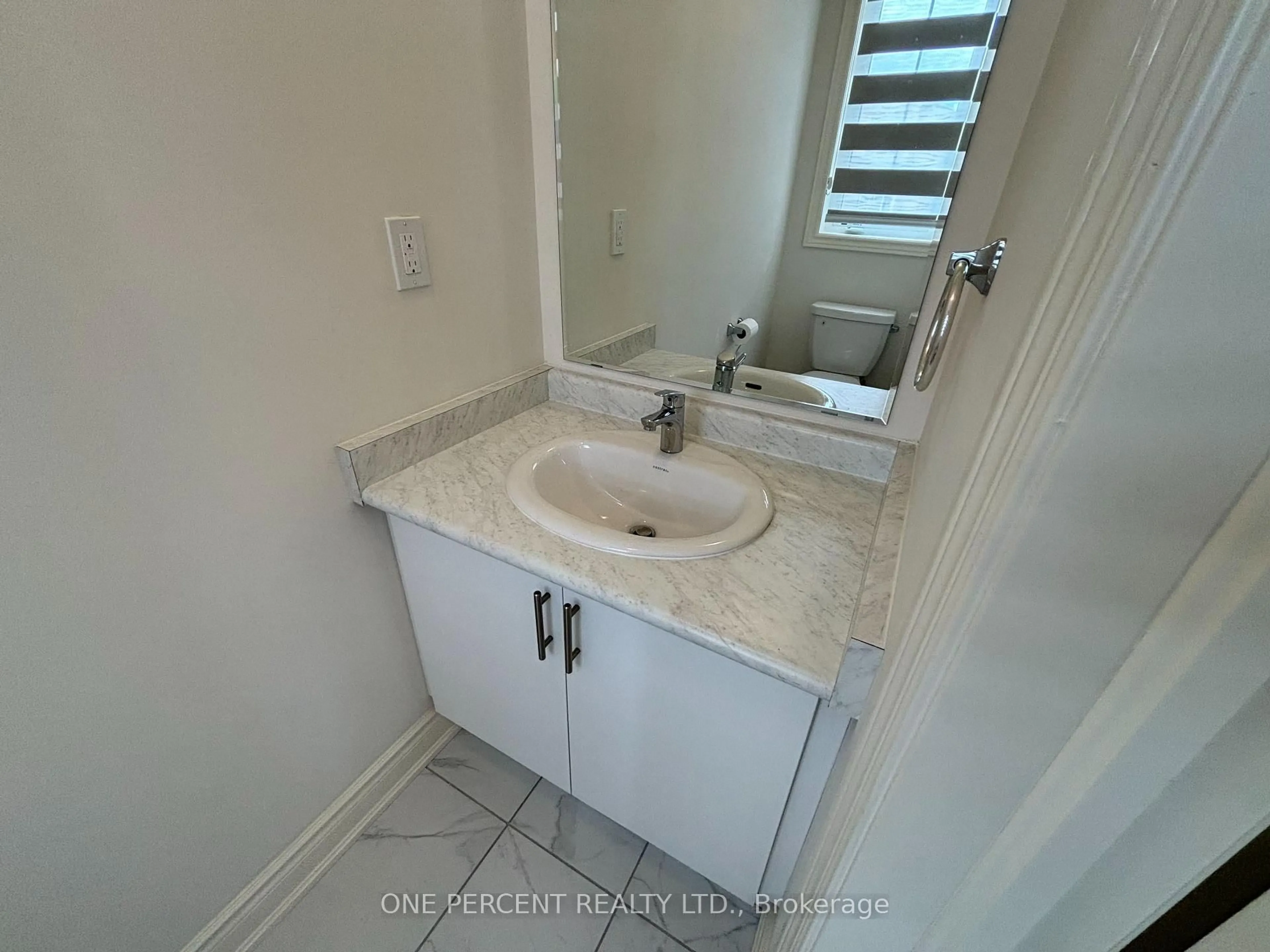 Standard bathroom, ceramic/tile floor for 47 Bloomfield Cres, Cambridge Ontario N1T 0G2