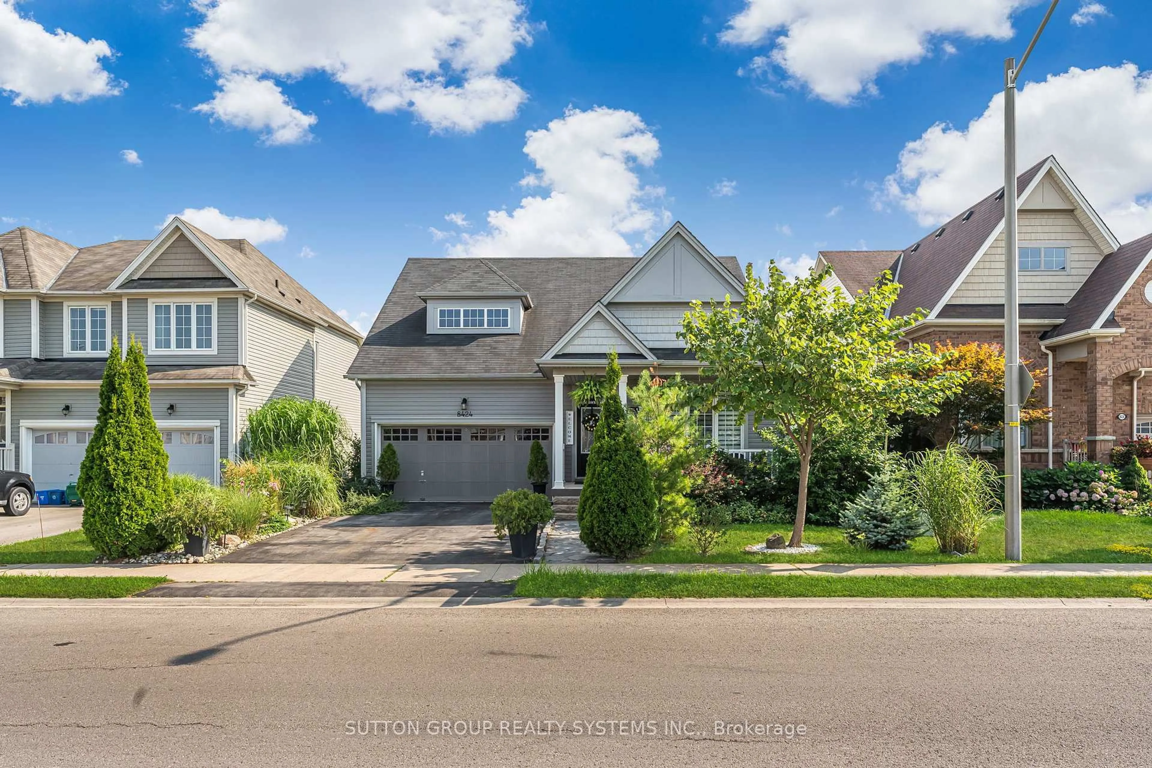 Home with vinyl exterior material, street for 8424 Mulberry Dr, Niagara Falls Ontario L2H 0K4