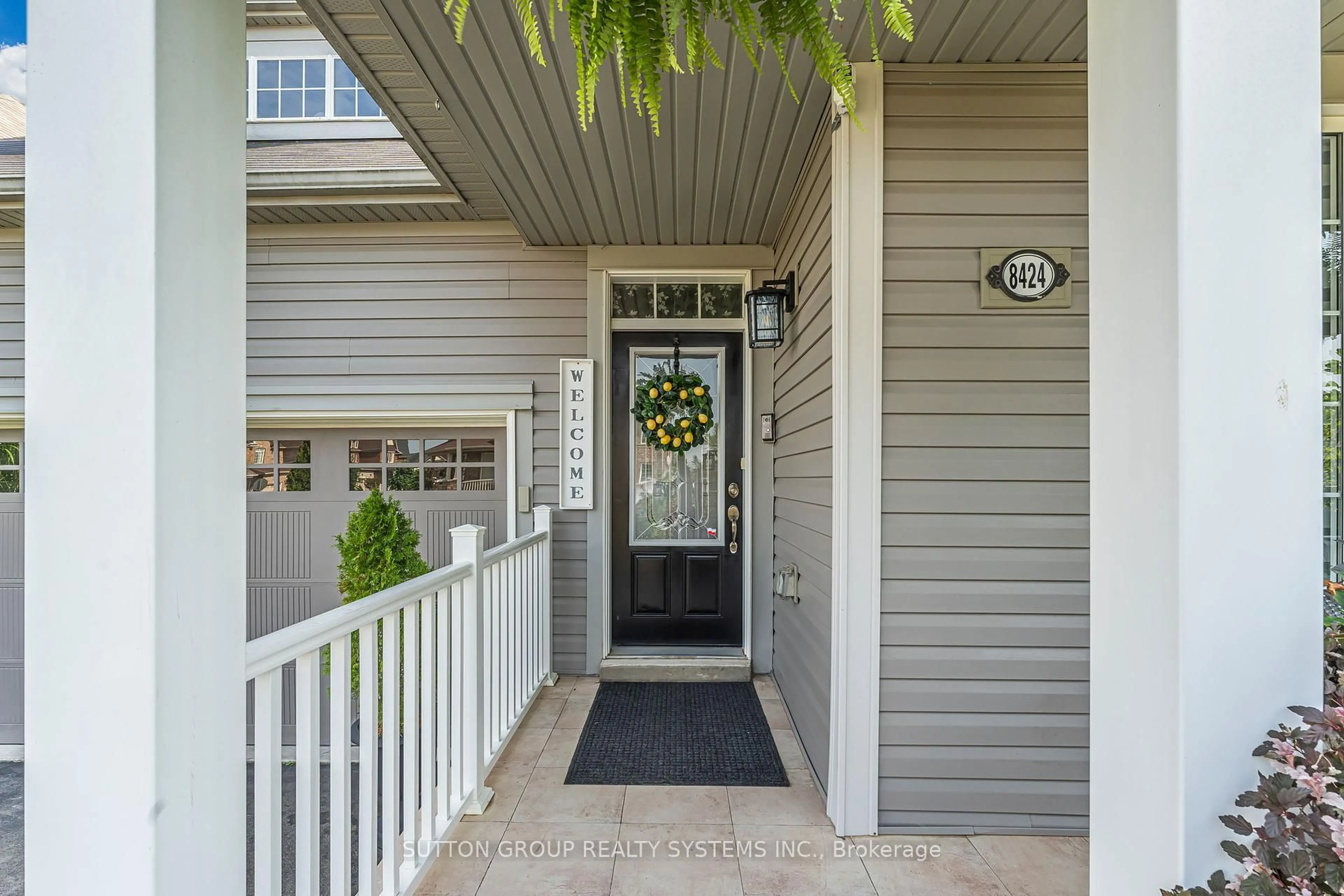 Indoor entryway for 8424 Mulberry Dr, Niagara Falls Ontario L2H 0K4