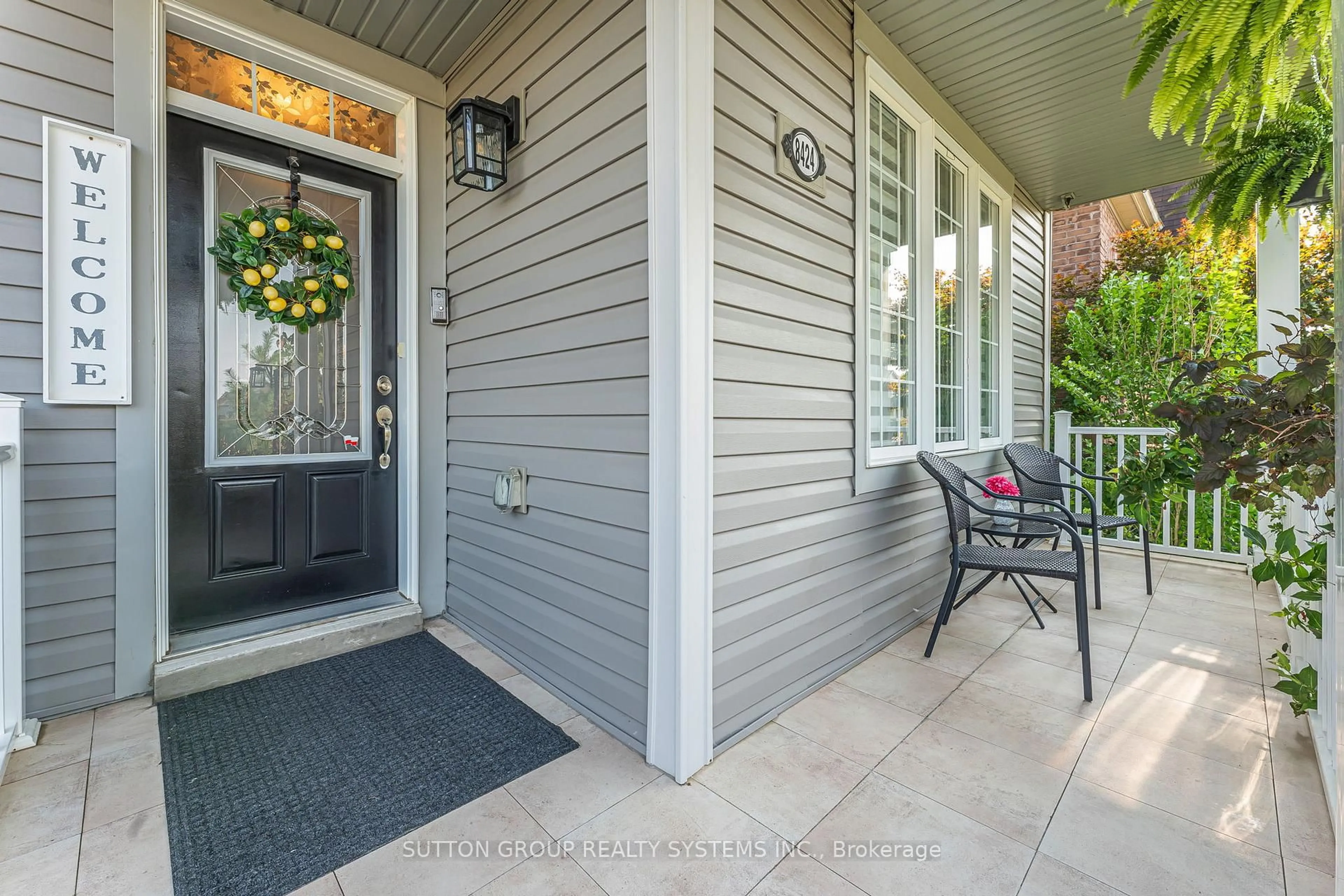 Indoor entryway for 8424 Mulberry Dr, Niagara Falls Ontario L2H 0K4