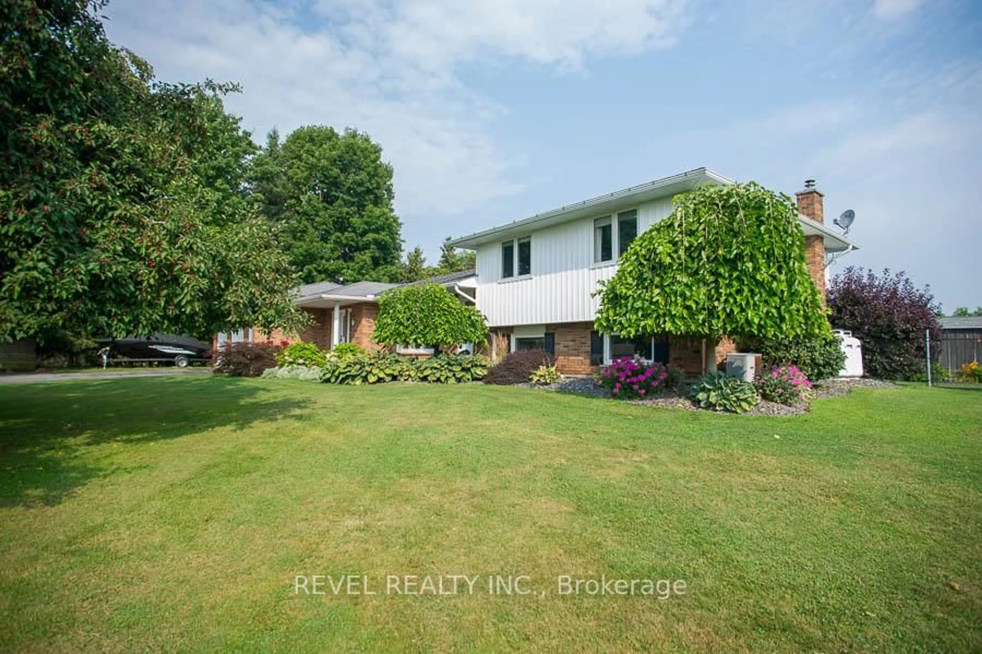 A pic from outside/outdoor area/front of a property/back of a property/a pic from drone, unknown for 1449 Windham Road 12, Norfolk Ontario N3Y 4K3