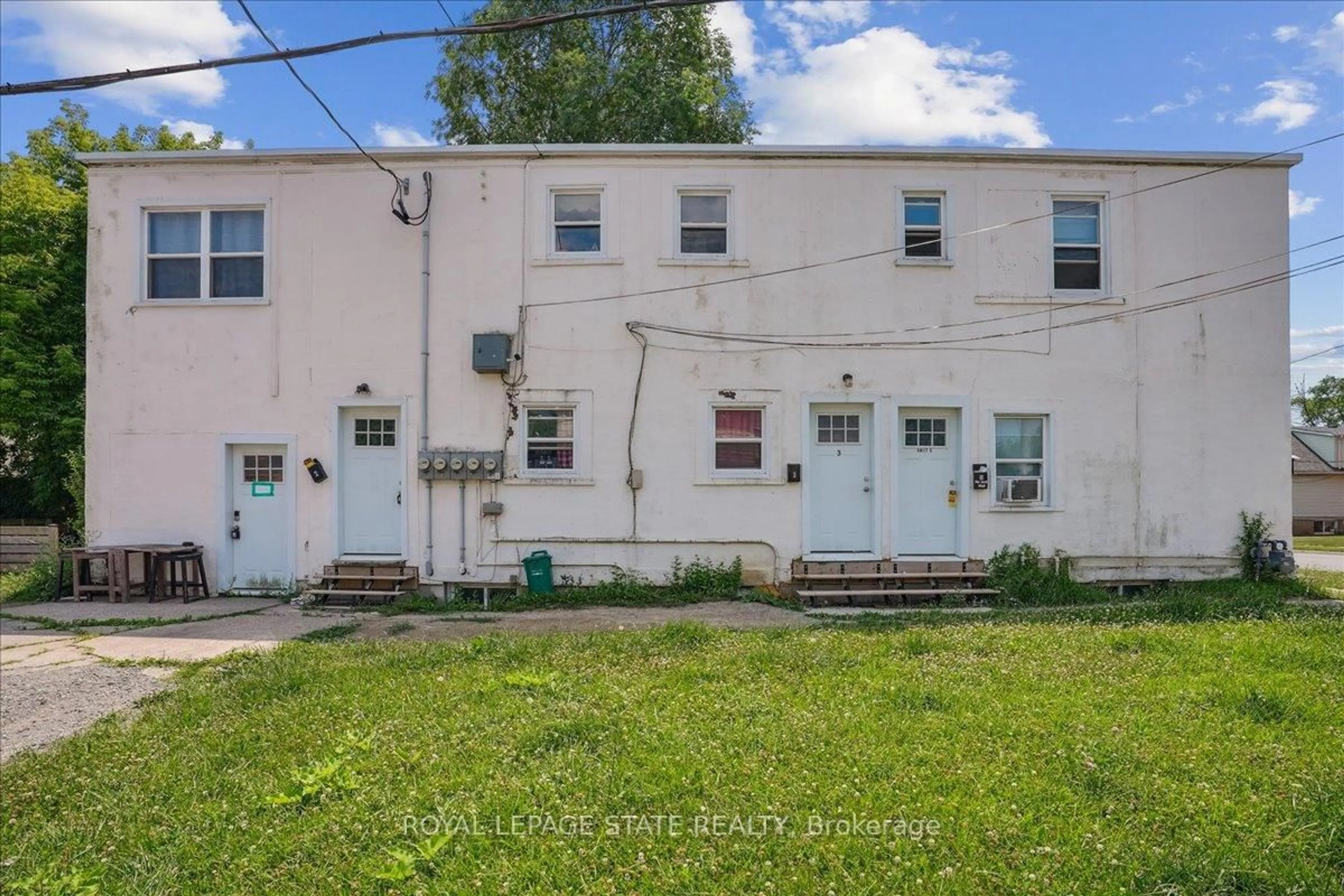 A pic from outside/outdoor area/front of a property/back of a property/a pic from drone, street for 63 Pelham Rd, St. Catharines Ontario L2S 1R6