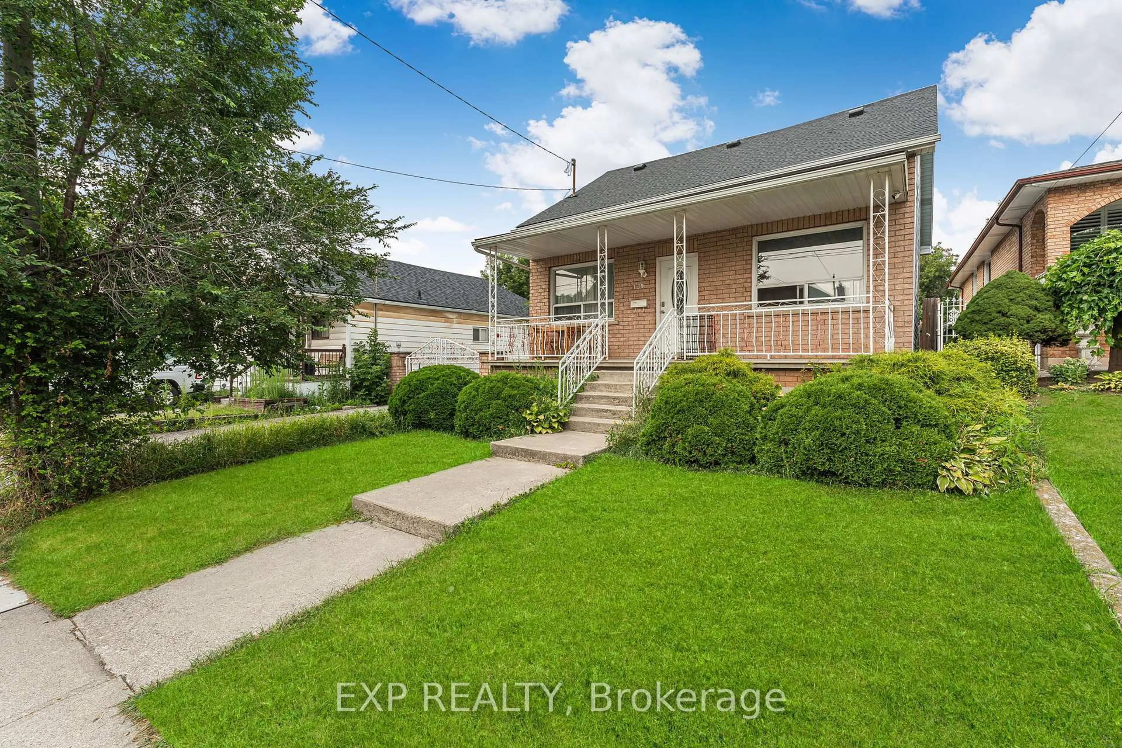 A pic from outside/outdoor area/front of a property/back of a property/a pic from drone, street for 139 Wood St, Hamilton Ontario L8L 3Y8