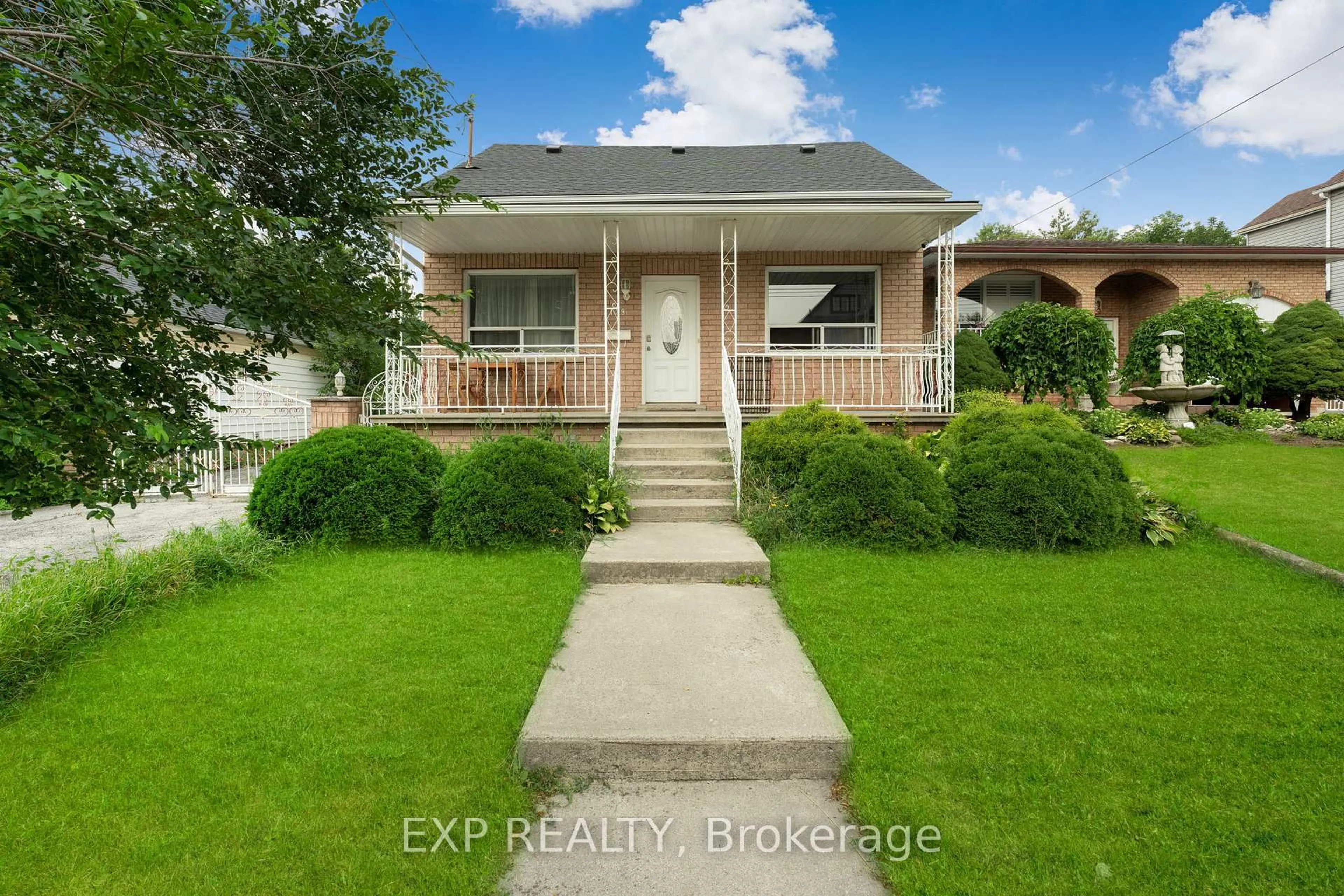 A pic from outside/outdoor area/front of a property/back of a property/a pic from drone, street for 139 Wood St, Hamilton Ontario L8L 3Y8