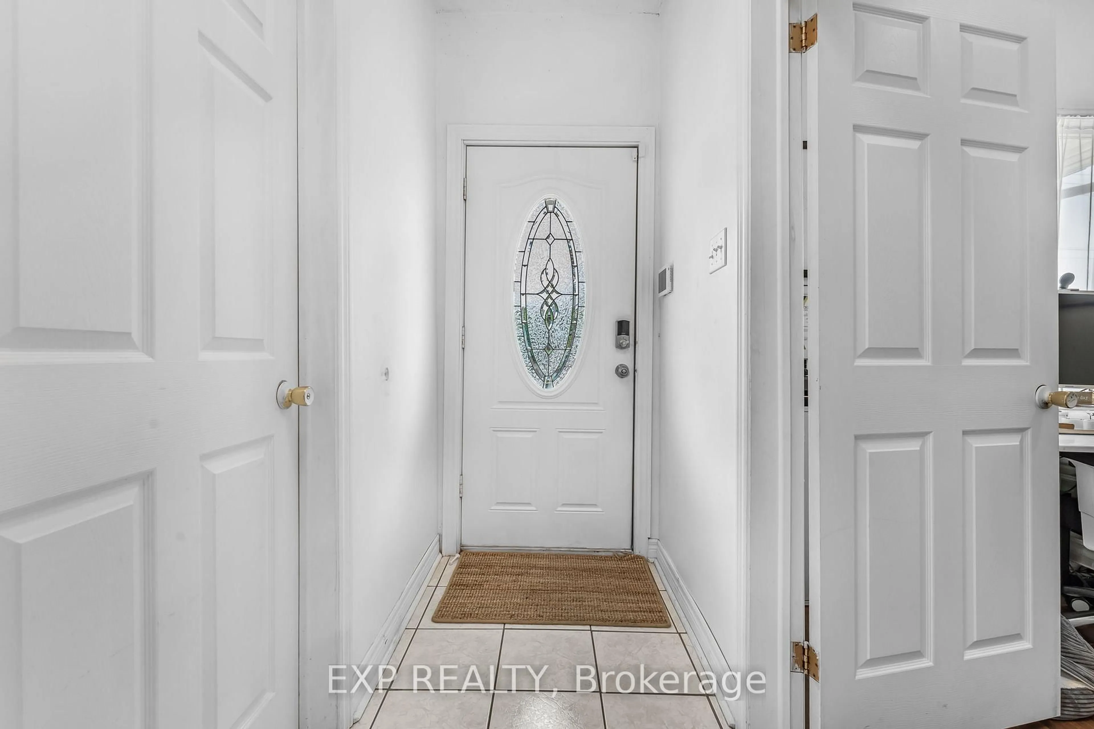 Indoor entryway for 139 Wood St, Hamilton Ontario L8L 3Y8