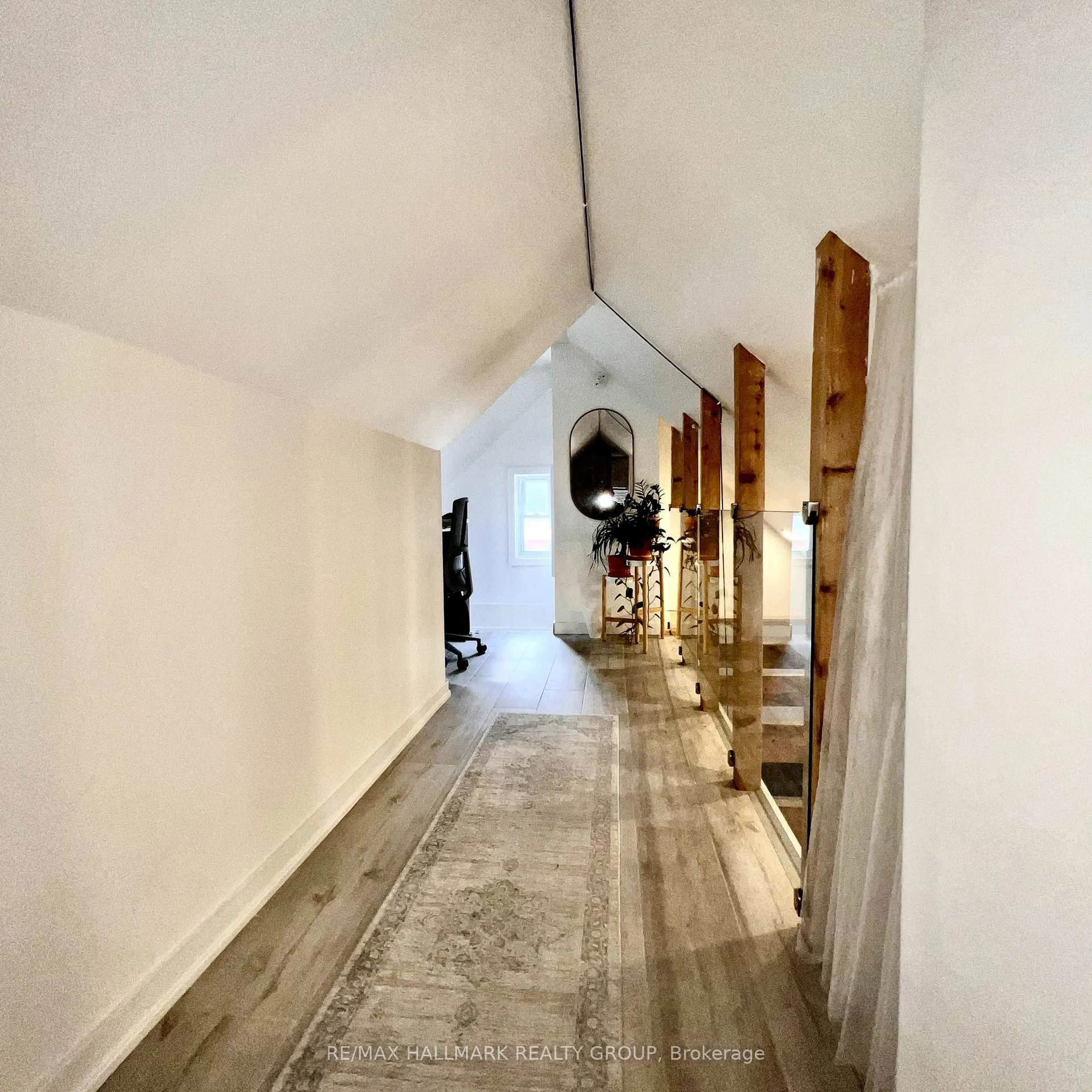 Indoor foyer for 286 Kent St, Ottawa Ontario K2P 2A4