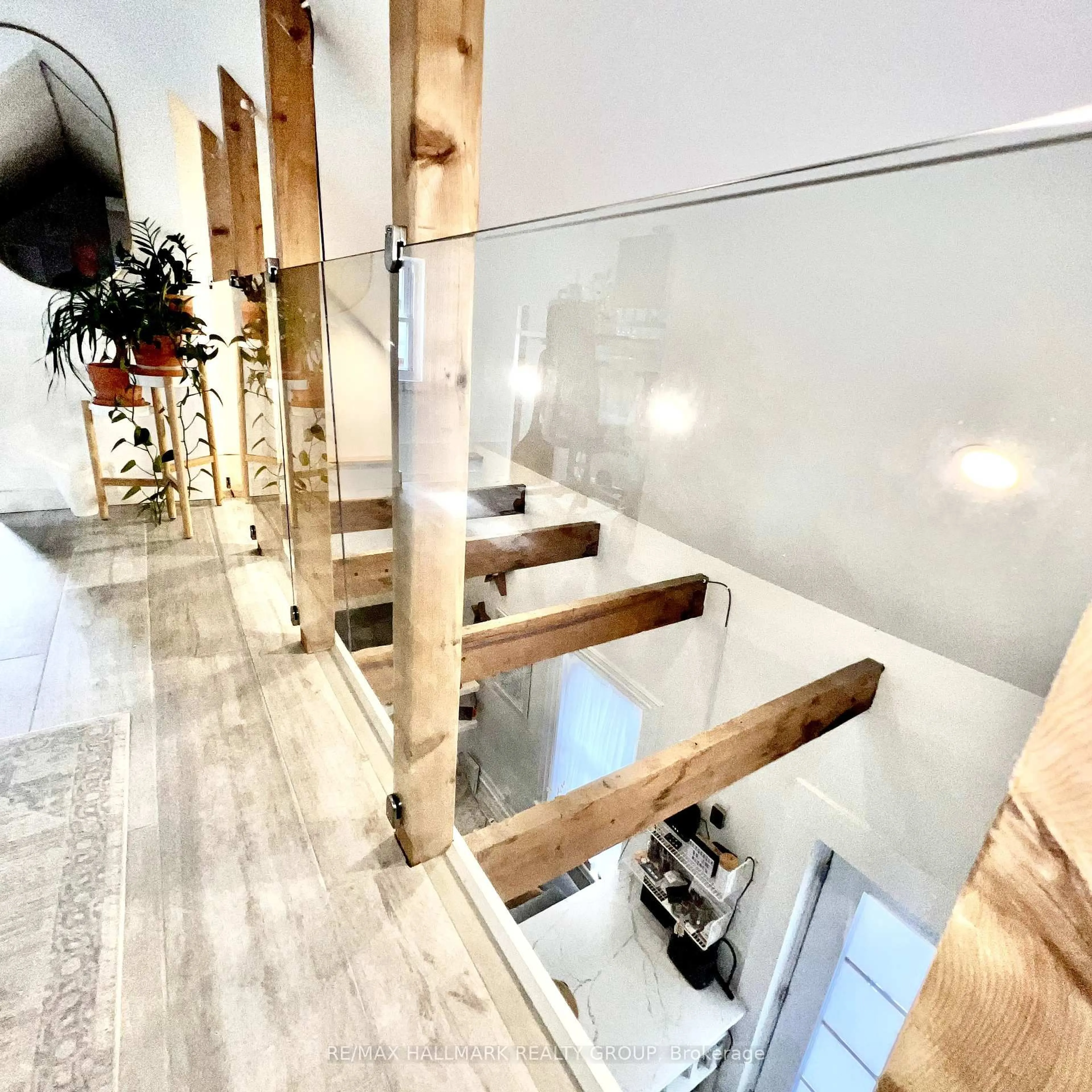 Indoor foyer for 286 Kent St, Ottawa Ontario K2P 2A4