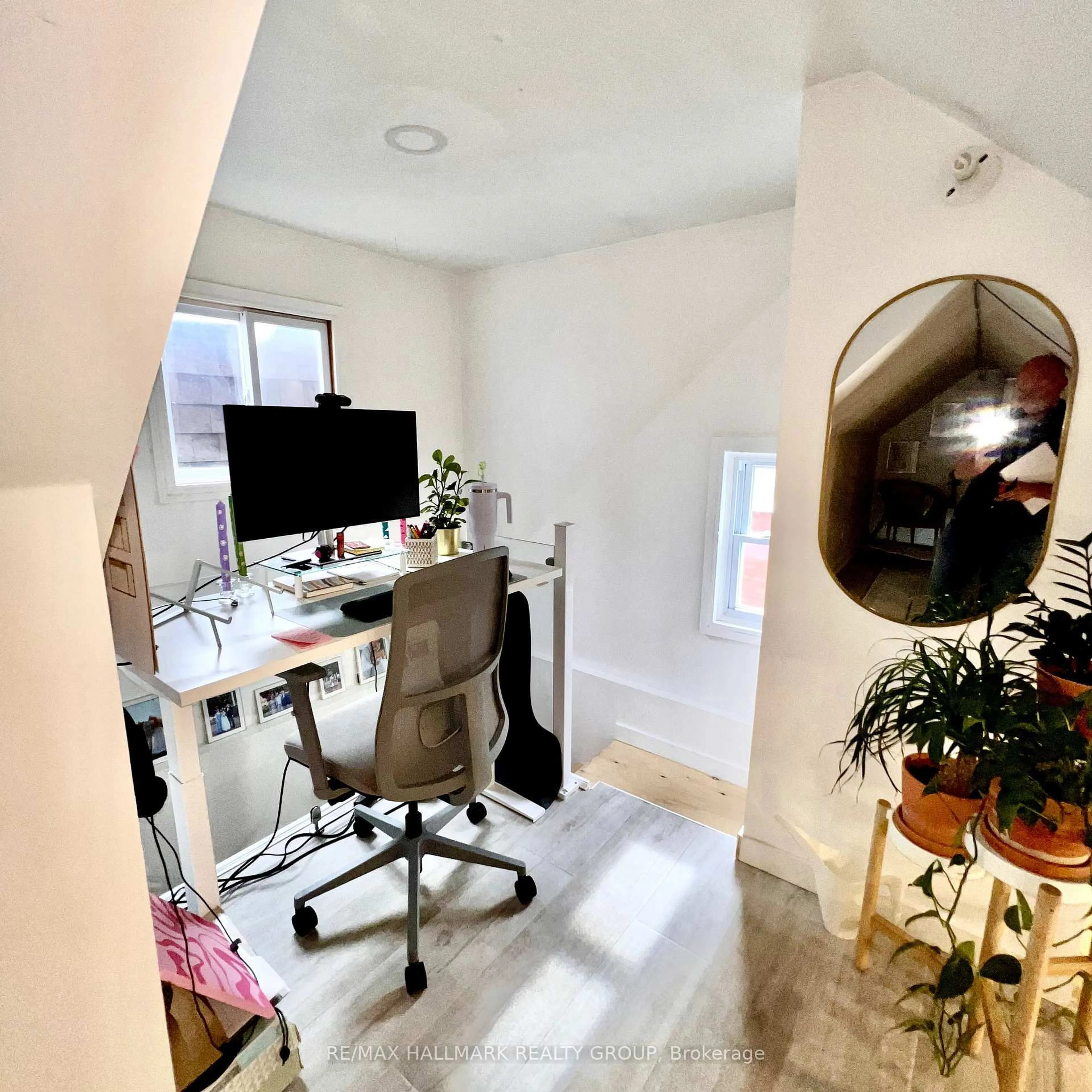 A pic of a room for 286 Kent St, Ottawa Ontario K2P 2A4