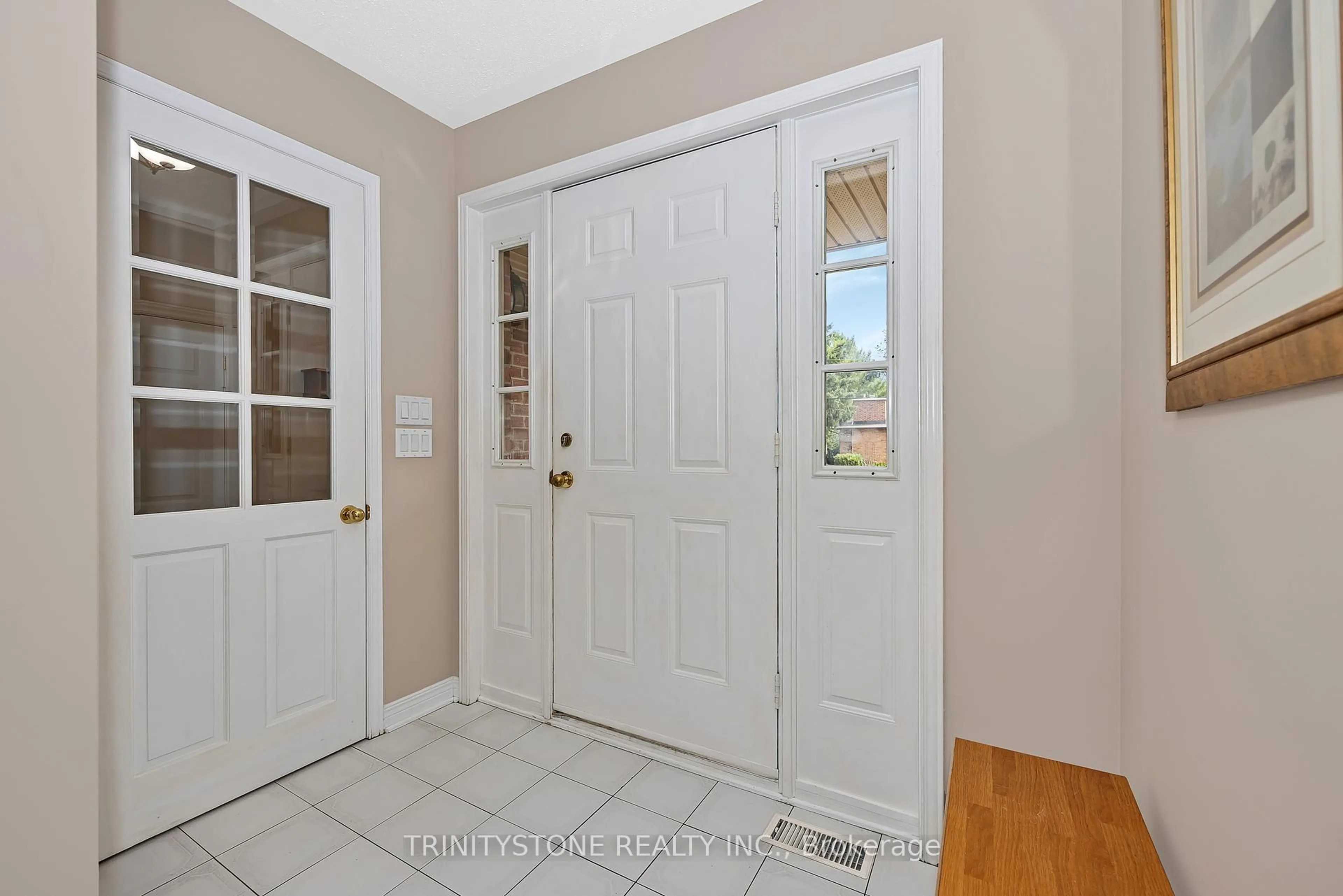 Indoor entryway for 16 Pullman Ave, Ottawa Ontario K2S 1C4