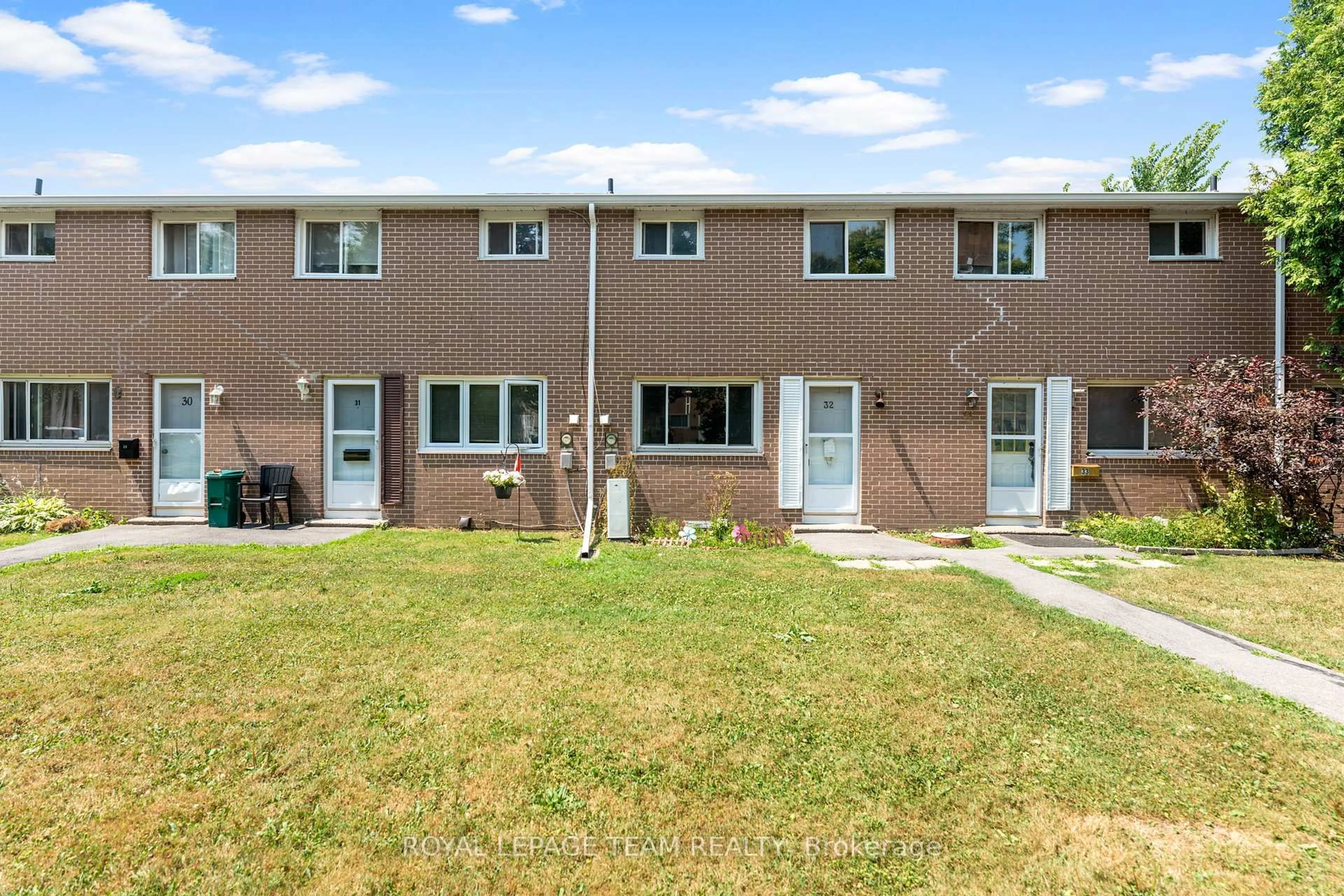 Home with vinyl exterior material, street for 258 Queen Mary Rd #32, Kingston Ontario K7M 2B2
