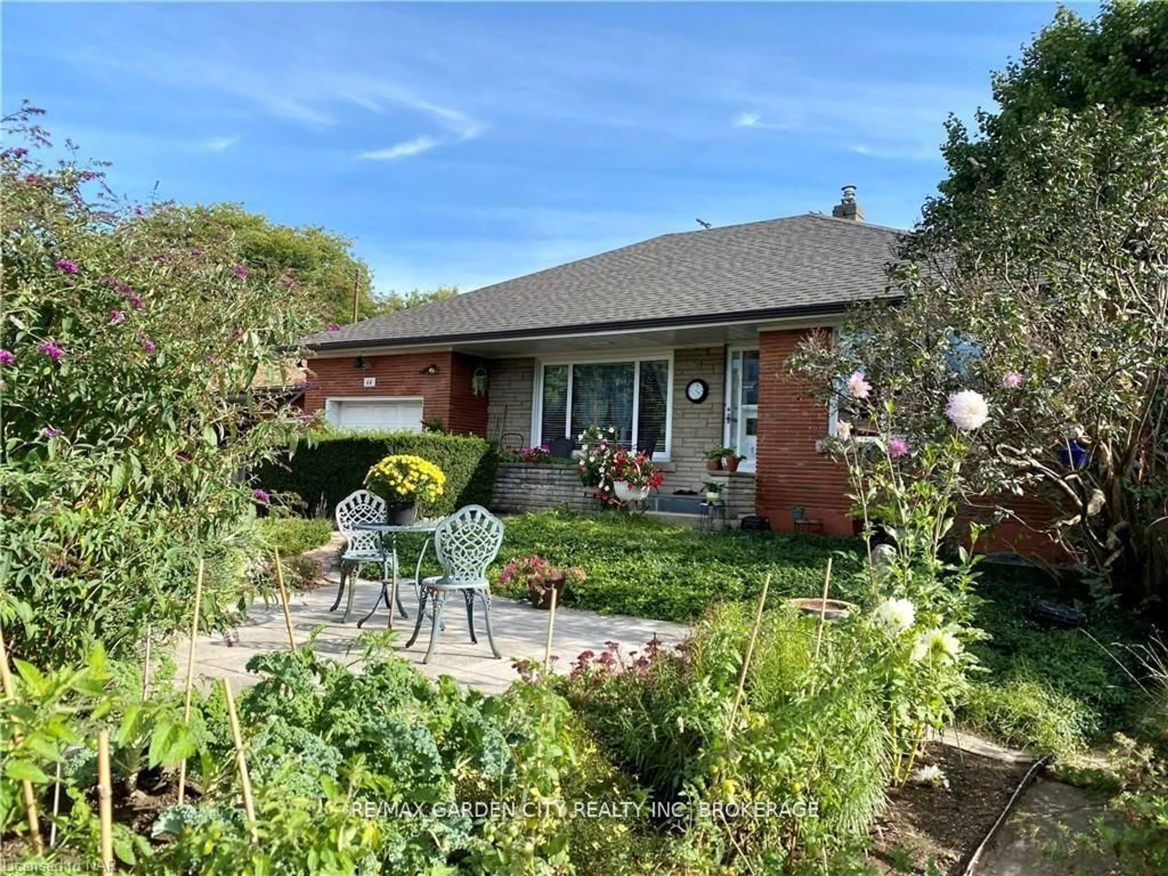 A pic from outside/outdoor area/front of a property/back of a property/a pic from drone, street for 64 Dorothy St, St. Catharines Ontario L2N 4A6
