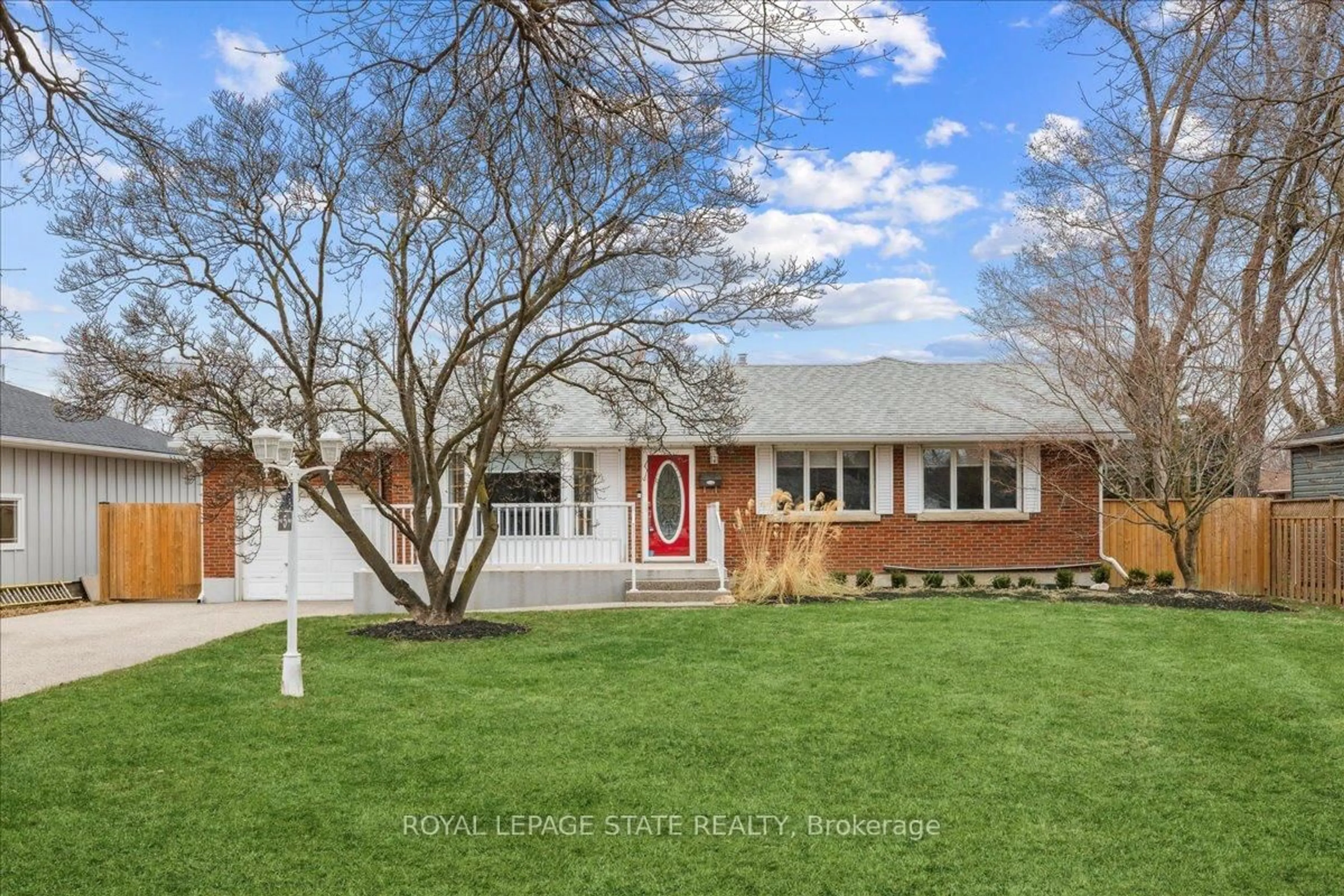 Home with vinyl exterior material, street for 5 Juliana Cres, St. Catharines Ontario L2N 4B5