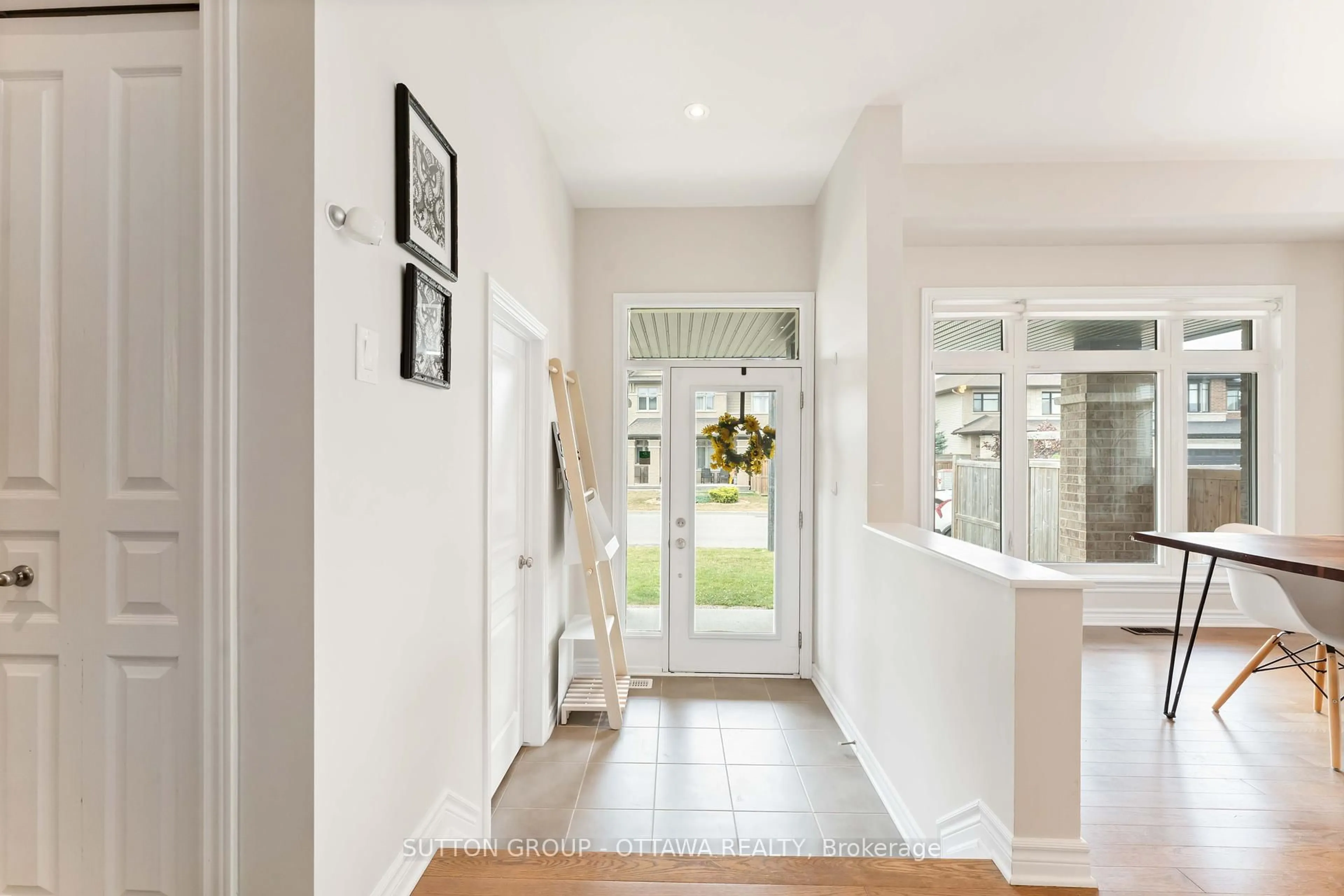Indoor entryway for 162 Shinny Ave, Ottawa Ontario K2V 0G4
