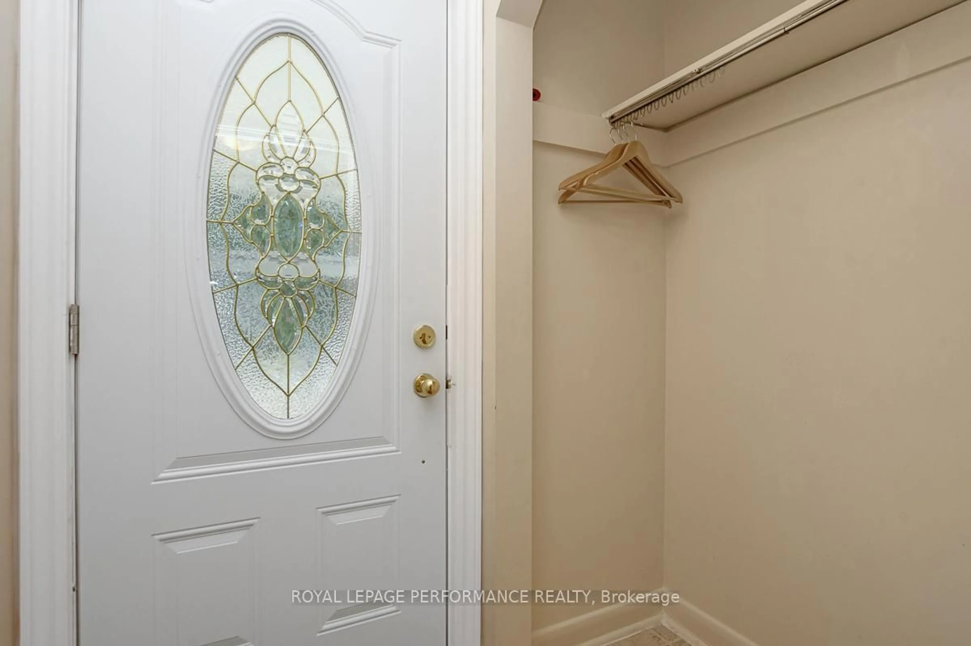Indoor entryway for 617 Gardenvale Rd, Ottawa Ontario K1K 1E5