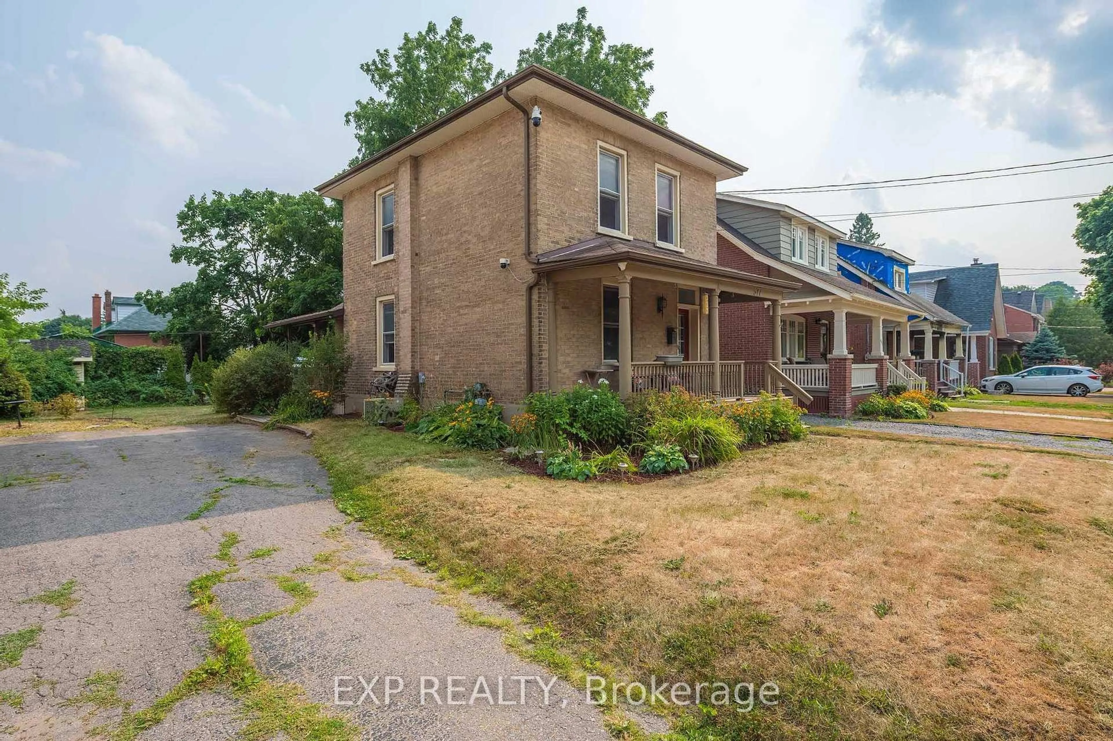 A pic from outside/outdoor area/front of a property/back of a property/a pic from drone, building for 577 Bolivar St, Peterborough Central Ontario K9J 4R9