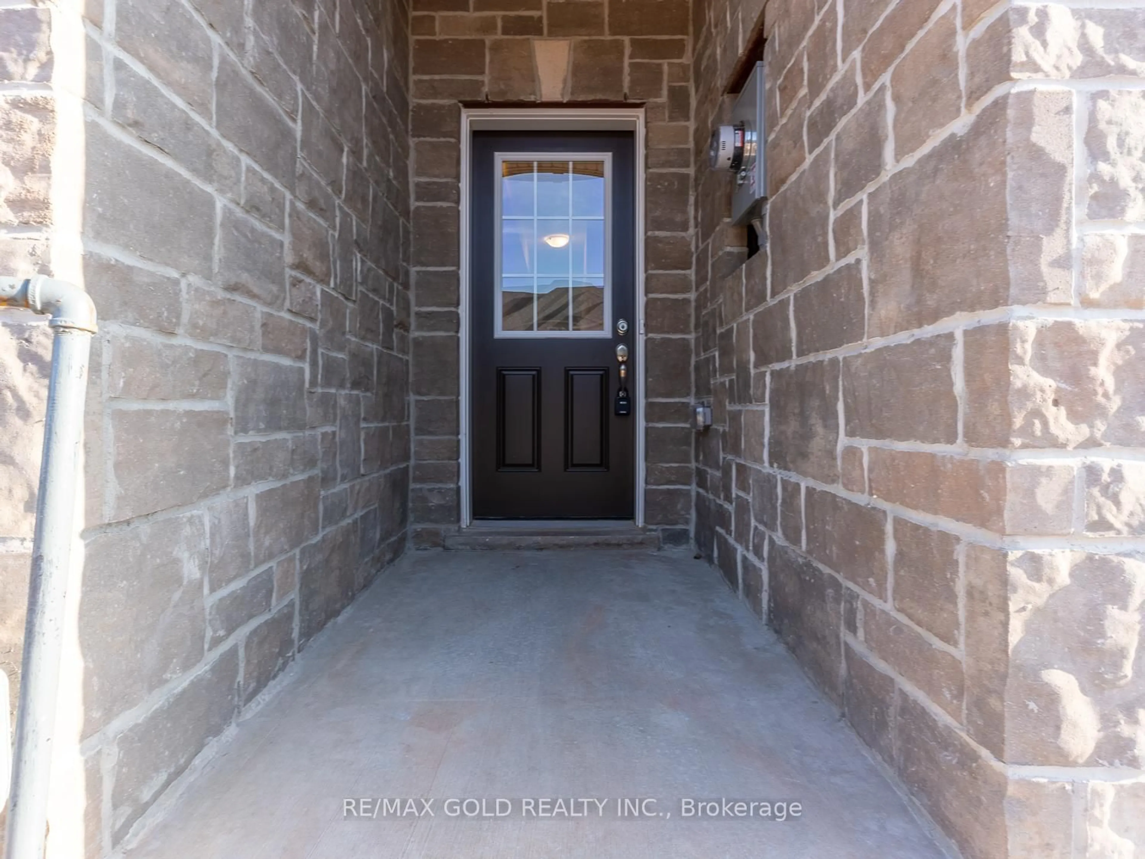 Indoor entryway for 93 PINOT Cres, Hamilton Ontario L8E 0J9