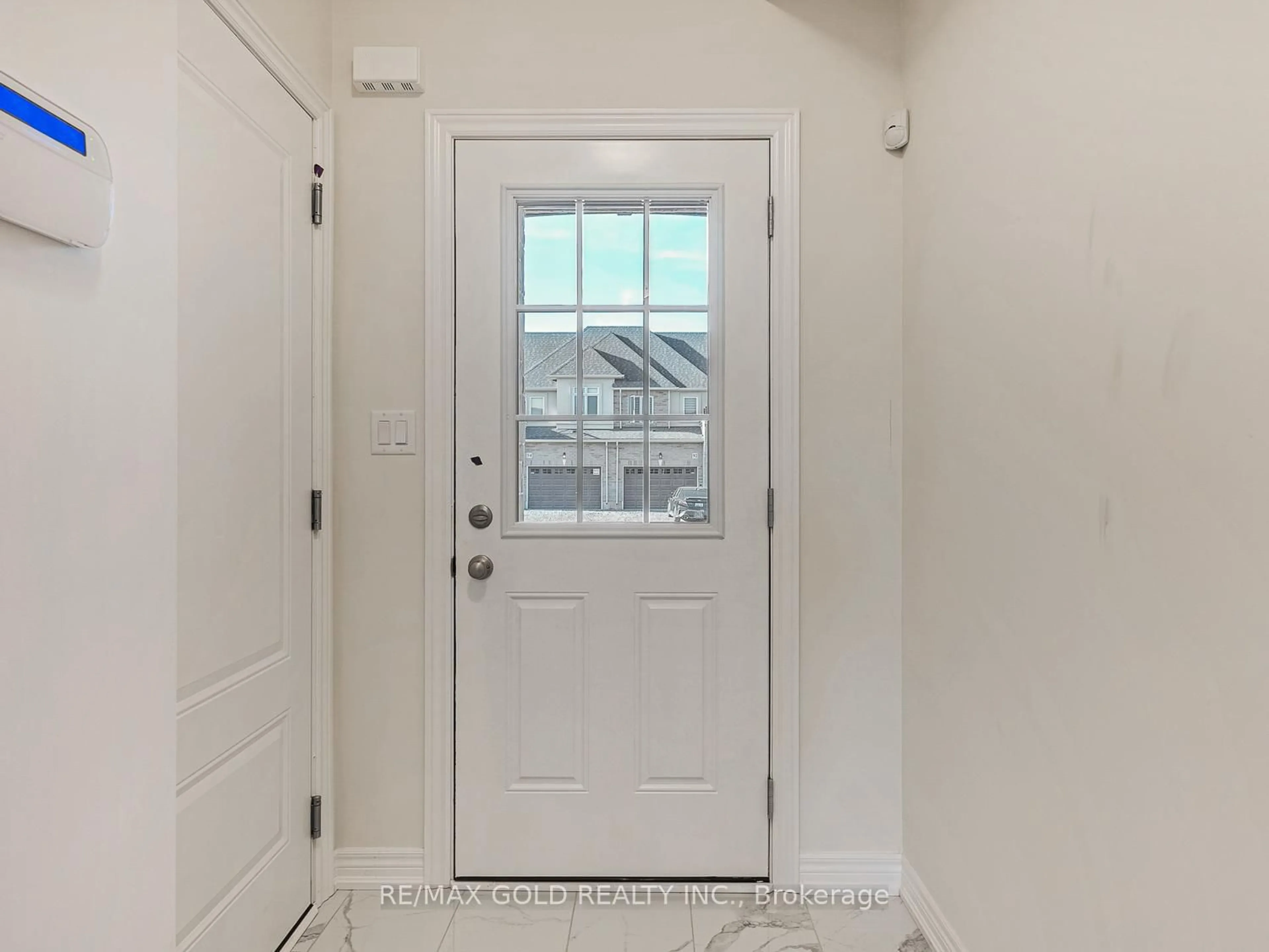 Indoor entryway for 93 PINOT Cres, Hamilton Ontario L8E 0J9