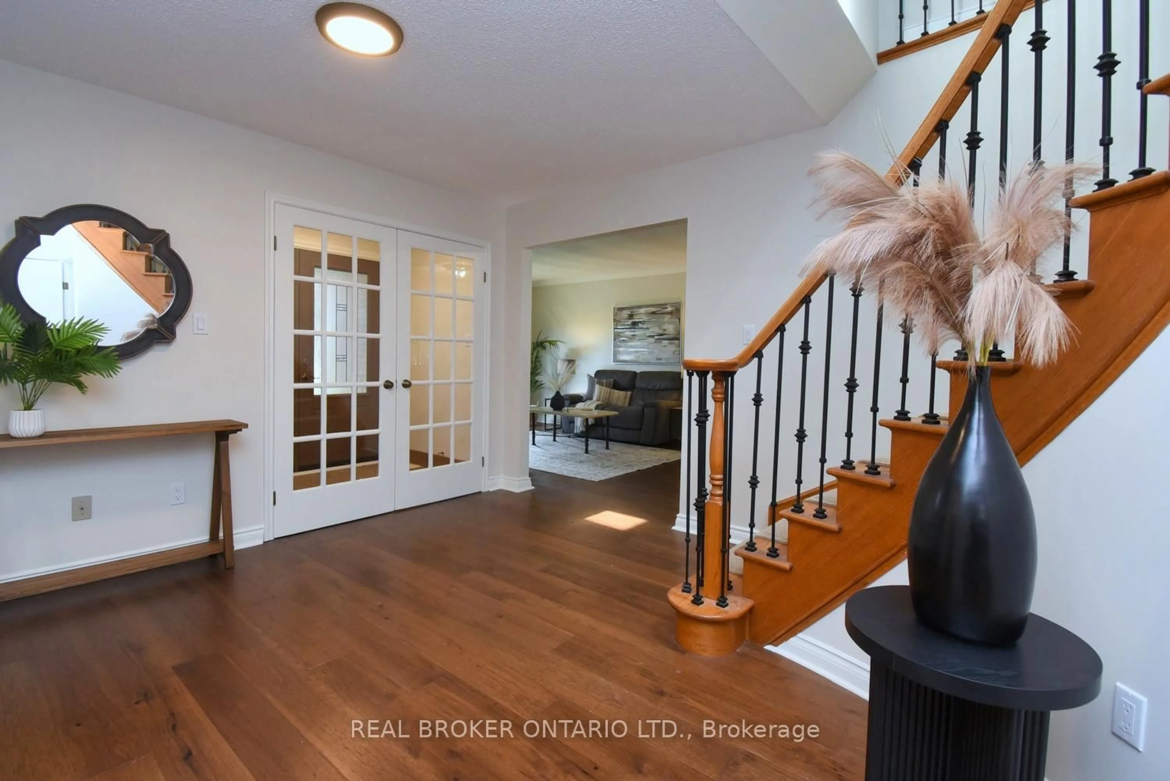Indoor entryway for 64 Flamingo Dr, Hamilton Ontario L9A 4X7