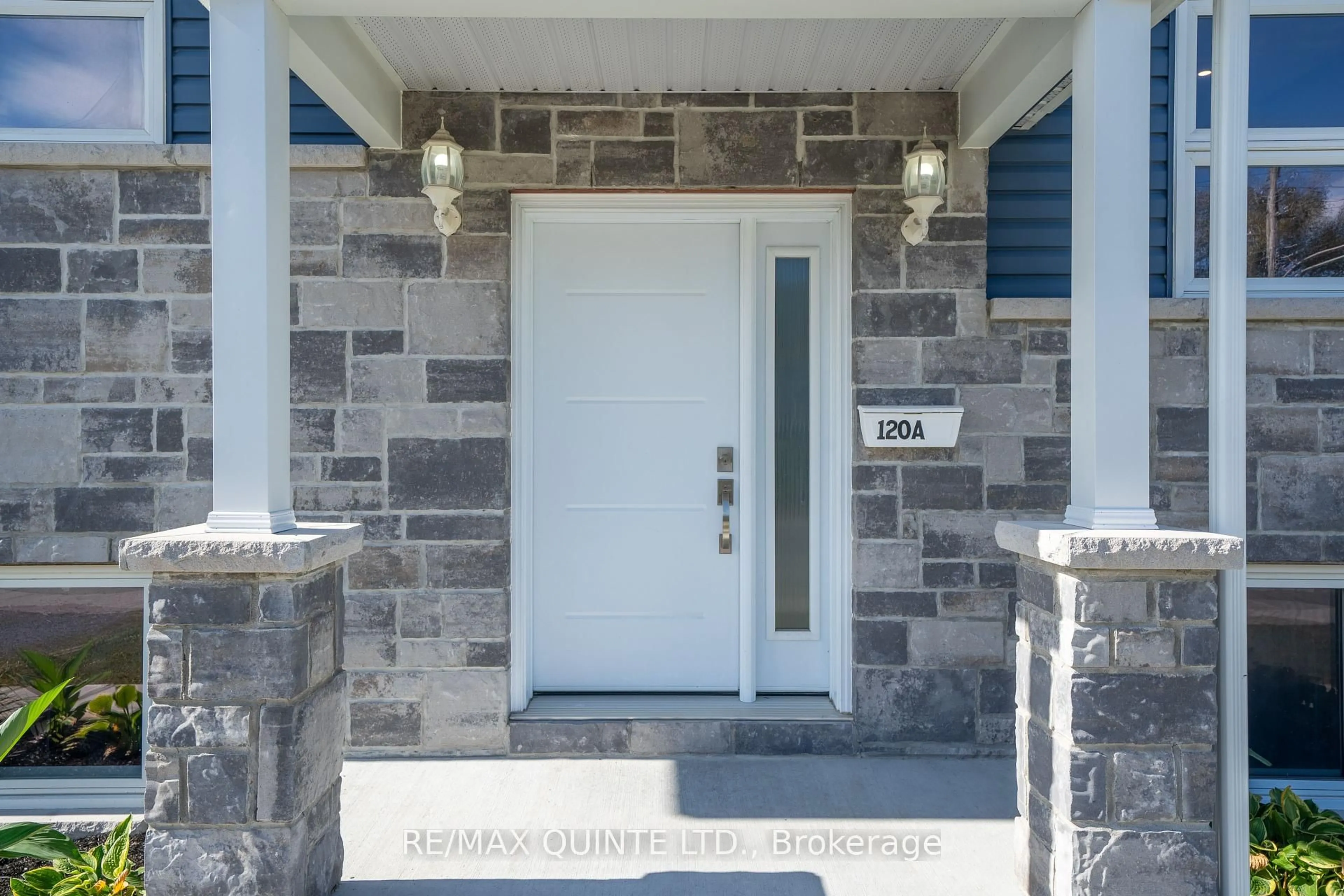 Indoor entryway for 120 STANLEY St, Belleville Ontario K8N 4A1